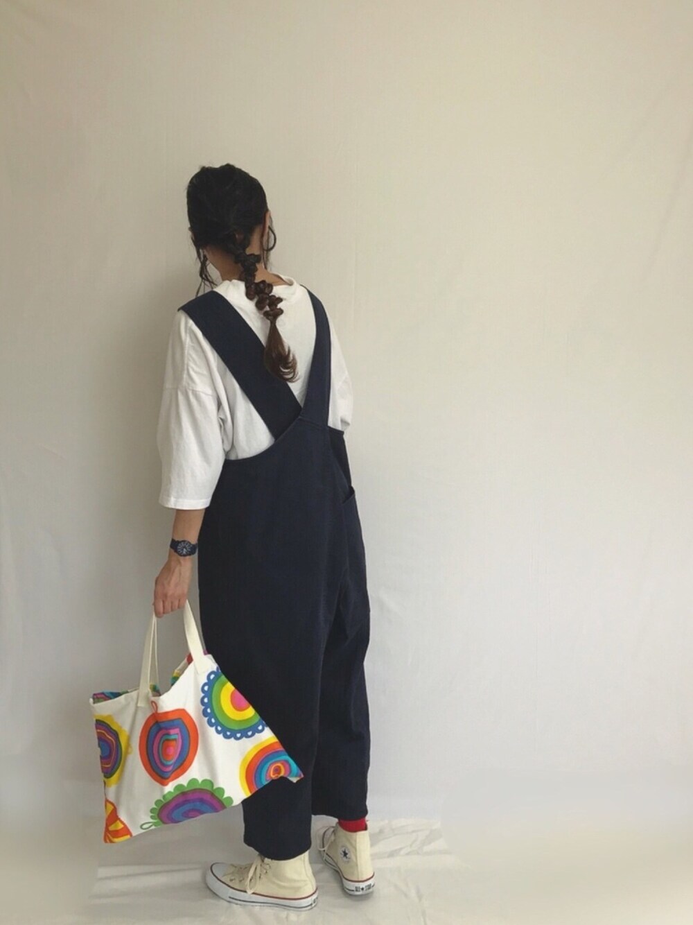 「バックスタイル、サロペット、ネイビー、白Tシャツ、モックネック、handmade、marimekko、トートバッグ」｜「FREAK'S STOREのWEB限定 スーパービッグシルエット モックネック 半袖 ポケット Tシャツ（Tシャツ/カットソー、ホワイト系）」を使った、Rabbitsekine🐰さん（レディース・162cm）の秋コーディネートの1枚目の写真
