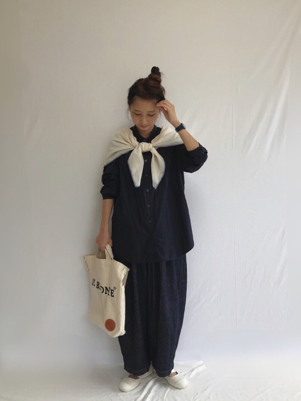 「シンプルコーデ、ワントーンコーデ、ネイビー、UNIQLO、ユニクロ、デニム、harvesty、バルーンパンツ、サーカスパンツ、スカーフ」｜「UNIQLOのアイテム（シャツ/ブラウス、ブルー系）」を使った、Rabbitsekine🐰さん（レディース・162cm）の秋コーディネートの1枚目の写真