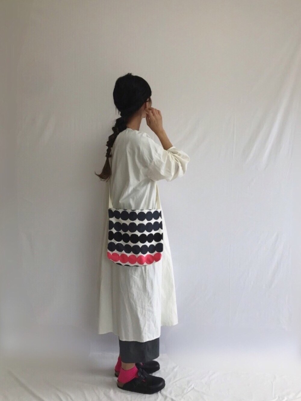 「シンプル、シャツスタイル、シャツワンピ、ワンピース、GRAMICCI、バルーンパンツ、グレー、ピンク、birkenstock、marimekko」｜「Samansa Mos2の袖パーツレースワンピース（ワンピース、ホワイト系）」を使った、Rabbitsekine🐰さん（レディース・162cm）の秋コーディネートの1枚目の写真