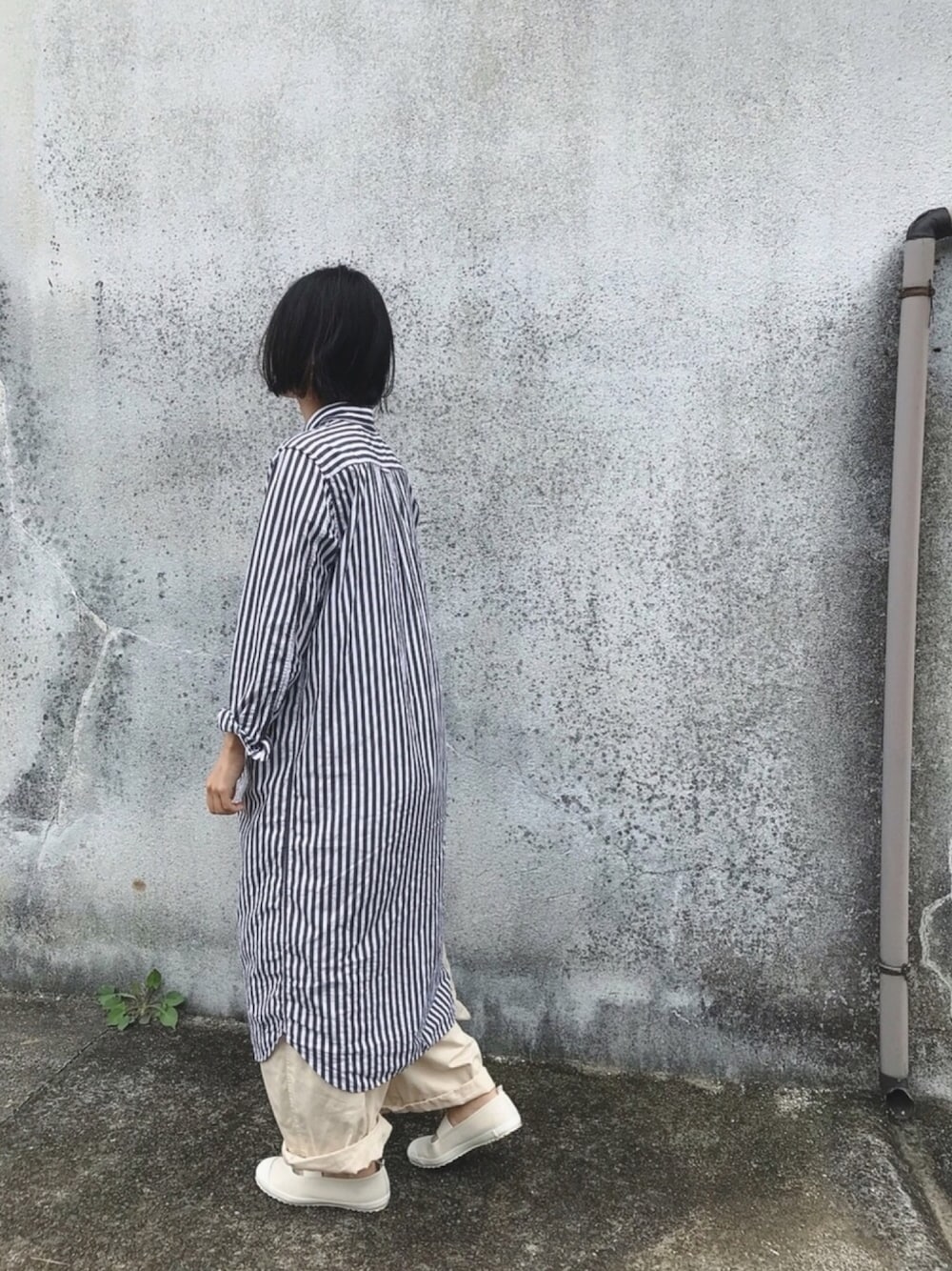 「シンプル、ワンピース、ロングシャツ、シャツワンピ、ストライプ、モノトーン、うわばき」｜「BEAMS BOYのBEAMS BOY / ストライプ B.D. シャツワンピース（シャツワンピース、ブラック系）」を使った、Rabbitsekine🐰さん（レディース・162cm）の秋コーディネートの1枚目の写真