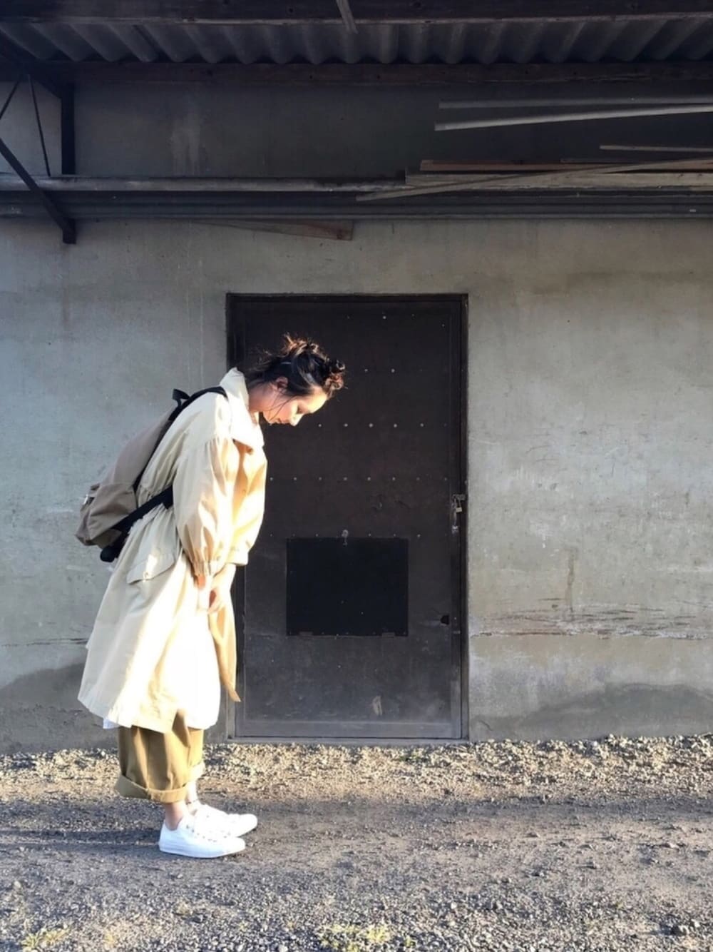 「シンプル、ベージュ、シャツスタイル、ロングシャツ、シャツワンピ、リュック」｜「studio CLIPのコットンダンガリーダブルポケットロングワンピース（シャツワンピース、ホワイト系）」を使った、Rabbitsekine🐰さん（レディース・162cm）の春コーディネートの1枚目の写真