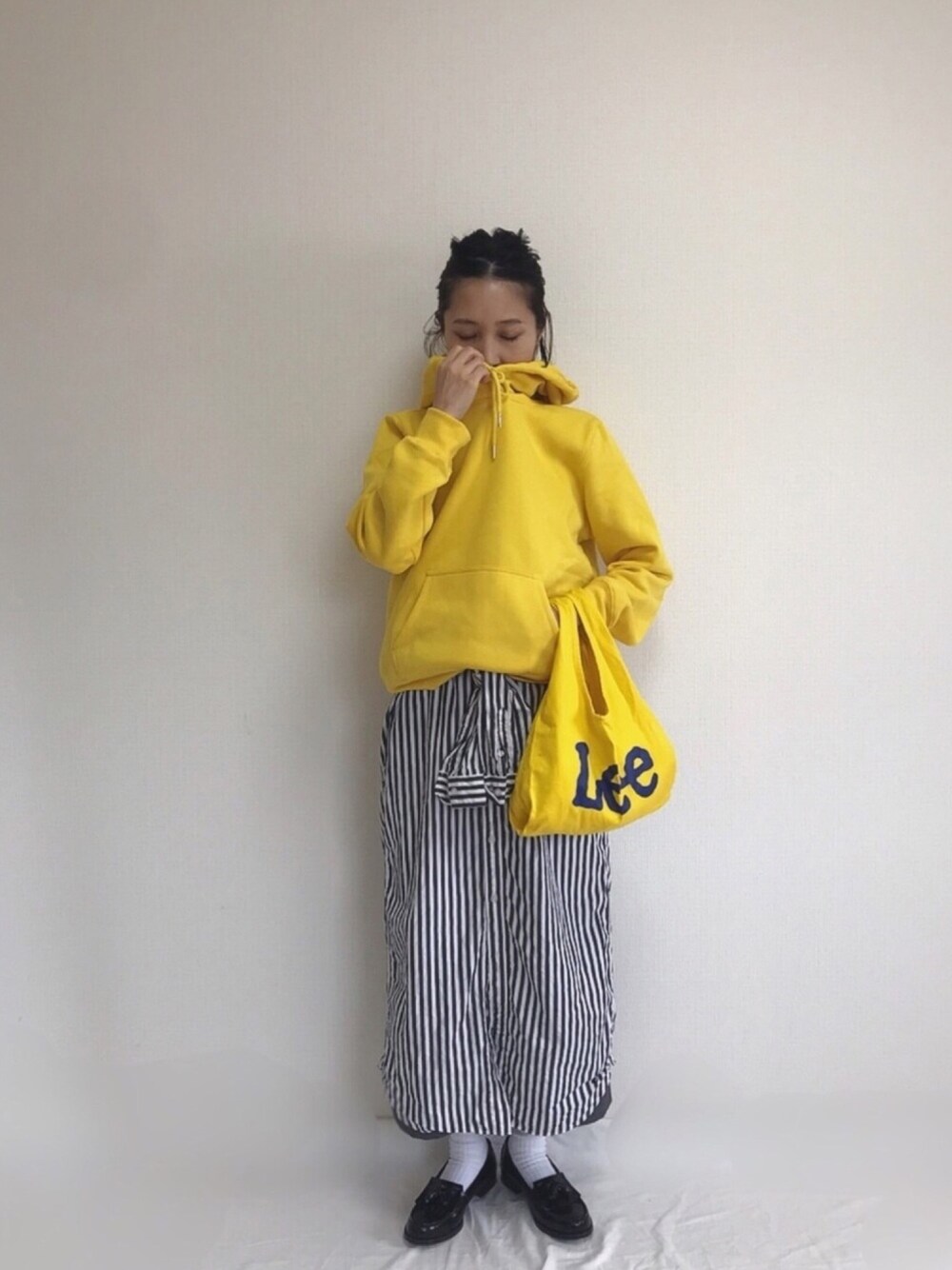 「GU、プチプラ、パーカー、黄色、イエロー、ストライプ、シャツワンピ、ワンピース、ローファー、タッセルローファー」｜「BEAMS BOYのBEAMS BOY / ストライプ B.D. シャツワンピース（シャツワンピース、ブラック系）」を使った、Rabbitsekine🐰さん（レディース・162cm）の秋コーディネートの1枚目の写真