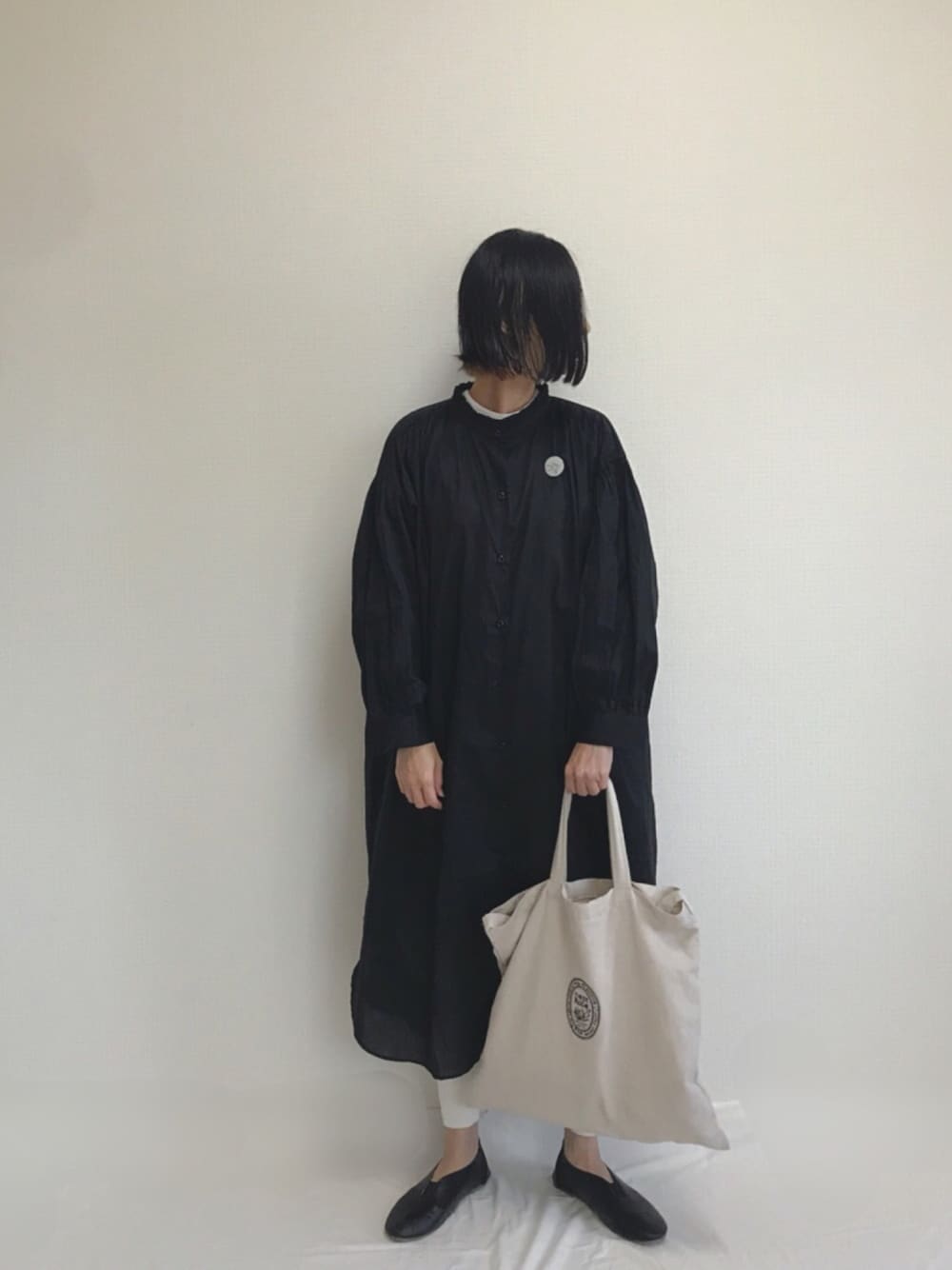 「シンプル、ブラック、オールブラック、ワントーンコーデ、シャツワンピ、ワンピース、レギンス、スパッツ、缶バッジ、太陽の塔」｜「haco!の羽織りにもなって着回しのきく　サッシュベルト付きシャツワンピース（シャツワンピース、ブラック系）」を使った、Rabbitsekine🐰さん（レディース・162cm）の秋コーディネートの1枚目の写真