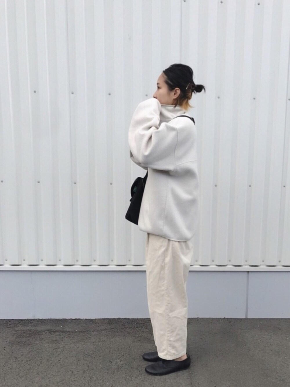 「オールホワイト、ワントーンコーデ、古着、フリース、プルオーバー、patagonia、コーデュロイ、birkenstock、ドレスシューズ、レースアップシューズ」｜「patagoniaのアイテム（トップス、ホワイト系）」を使った、Rabbitsekine🐰さん（レディース・162cm）の秋コーディネートの1枚目の写真