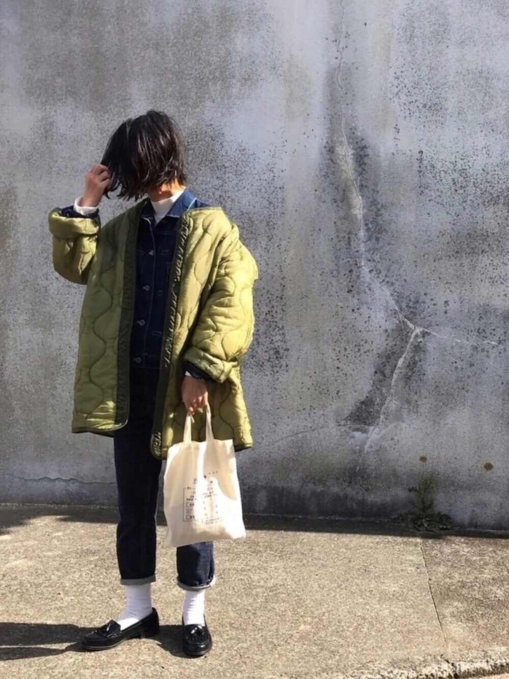 「デニム、デニムオンデニム、アウターONアウター、アウターオンアウター、キルティングジャケット、ライナーコート、カーキ、ミリタリー、UNIQLO、ローファー」｜「FREAK'S STOREのWEB限定 U.S.MILITARY SURPLUS/ミリタリーサープラス M-65キルトライナー（ミリタリージャケット、グリーン系）」を使った、Rabbitsekine🐰さん（レディース・162cm）の秋コーディネートの1枚目の写真