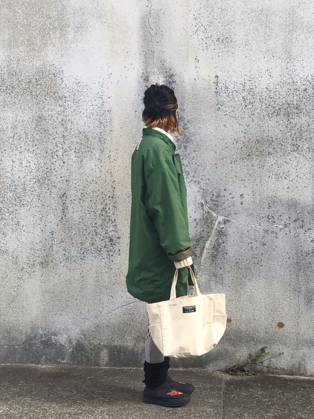 「古着、ミリタリー、カーキ、グリーン、タートルネック、GU、ストライプ、レギンス、レッグウォーマー、ヌプシ」｜「BEAMS BOYのBEAMS BOY / ストライプ B.D. シャツワンピース（シャツワンピース、ブラック系）」を使った、Rabbitsekine🐰さん（レディース・162cm）の冬コーディネートの1枚目の写真