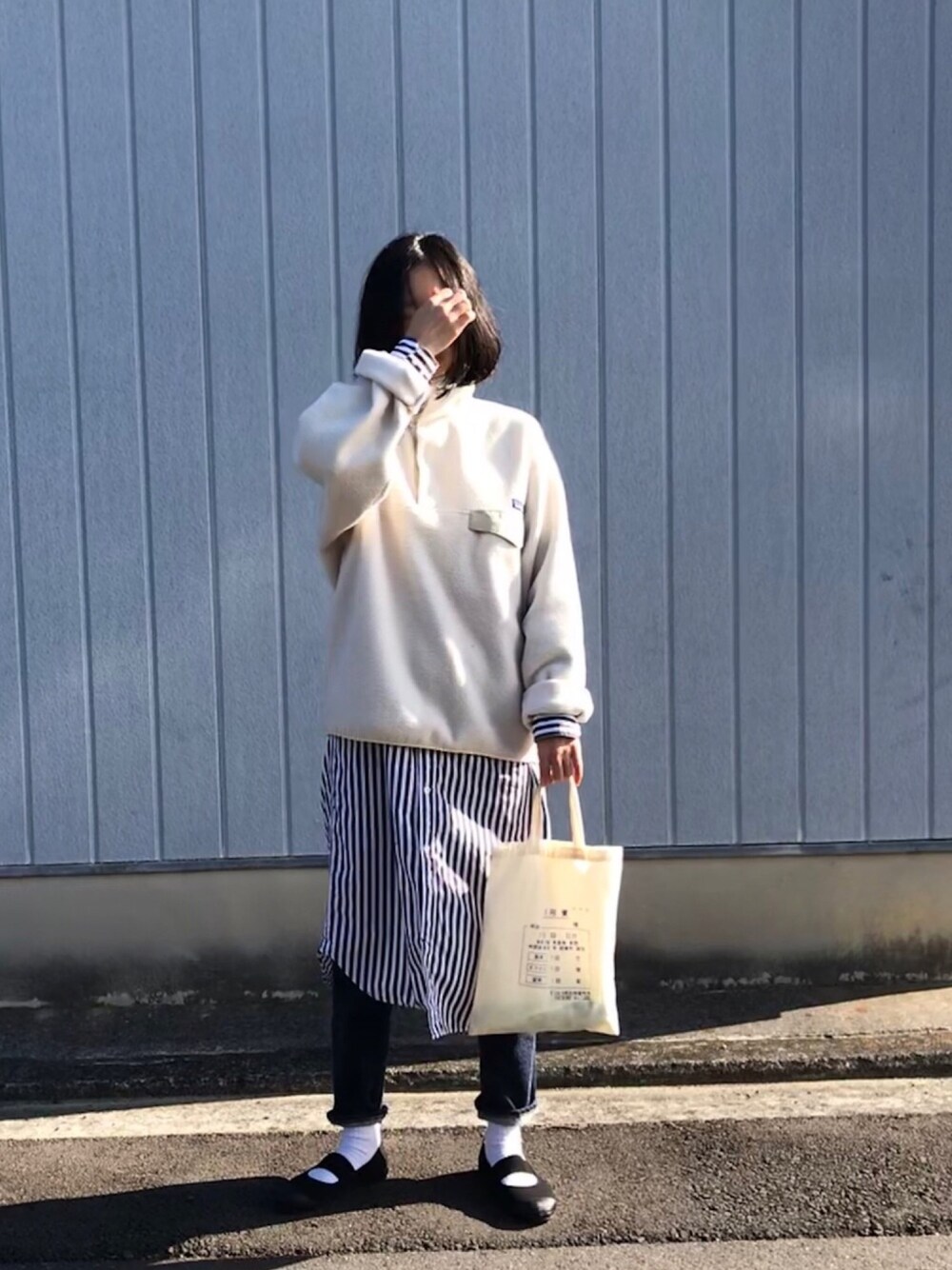 「古着、フリース、プルオーバー、patagonia、ストライプ、シャツワンピ、デニム、BEAMS BOY、orslow、うわばき」｜「BEAMS BOYのBEAMS BOY / ストライプ B.D. シャツワンピース（シャツワンピース、ブラック系）」を使った、Rabbitsekine🐰さん（レディース・162cm）の冬コーディネートの1枚目の写真