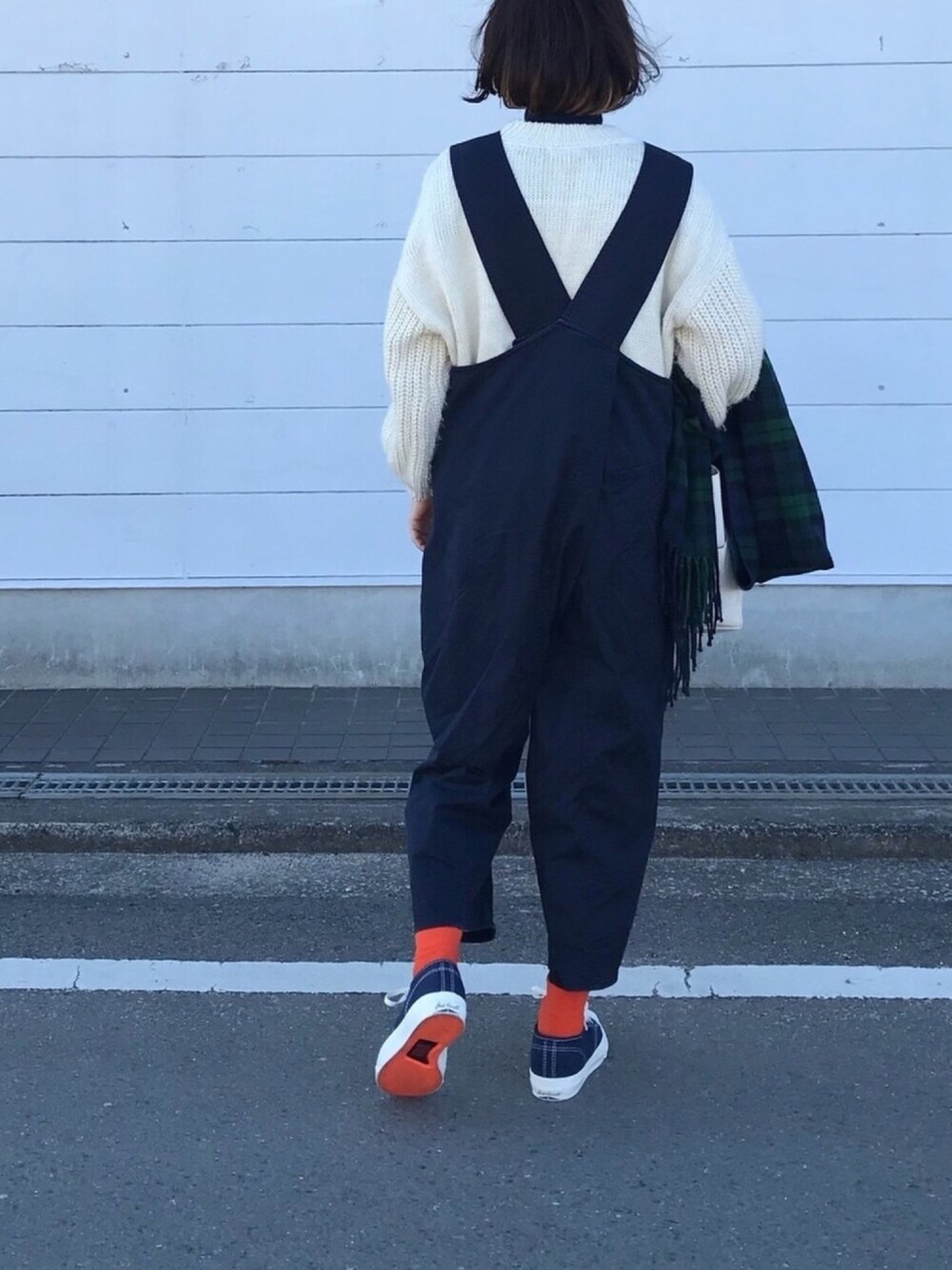 「シンプル、サロペット、オールインワン、ネイビー、オレンジ、ニット、ジャックパーセル、コンバース、チェックストール」｜「UNIQLOのソフトタッチハイネックT（長袖）（Tシャツ/カットソー、ブルー系）」を使った、Rabbitsekine🐰さん（レディース・162cm）の冬コーディネートの1枚目の写真