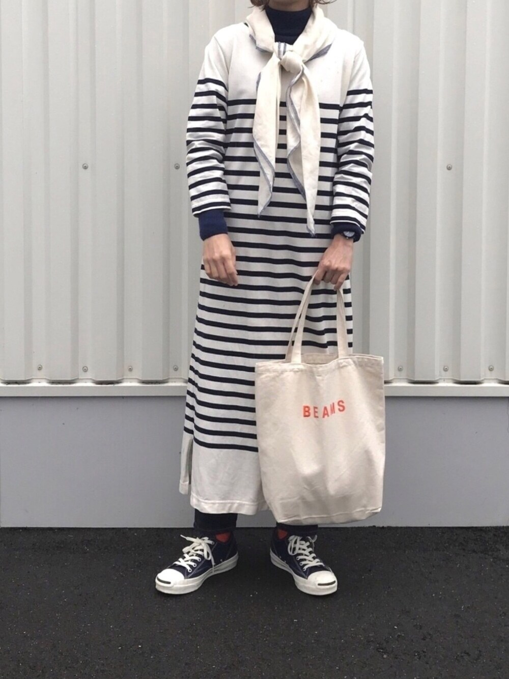 「シンプル、ボーダー、ワンピース、ネイビー、UNIQLO、BEAMS BOY、デニム、スカーフ、オレンジ、カラーソックス」｜「BEAMS BOYのBEAMS BOY / ナバルボーダー ロングワンピース 7分袖（ワンピース、ブルー系）」を使った、Rabbitsekine🐰さん（レディース・162cm）の春コーディネートの1枚目の写真