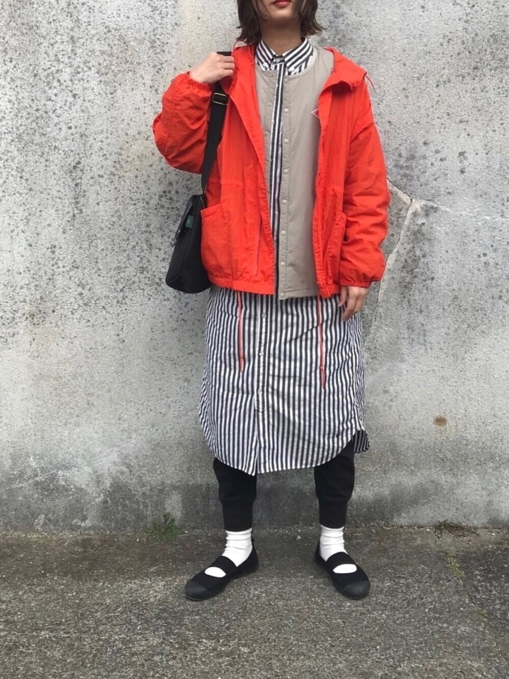 「シャツワンピ、ストライプ、ワンピース、スウェットパンツ、ノーカラージャケット、Danton、シャカシャカ、オレンジ、ショルダーバッグ、アウターONアウター」｜「BEAMS BOYのBEAMS BOY / ストライプ B.D. シャツワンピース（シャツワンピース、ブラック系）」を使った、Rabbitsekine🐰さん（レディース・162cm）の春コーディネートの1枚目の写真
