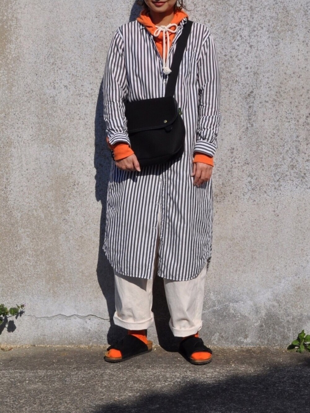 「ストライプ、シャツワンピ、パーカー、オレンジ、レイヤードスタイル、ショルダーバッグ、BRADY、サンダルに靴下、birkenstock」｜「Ray BEAMSのRay BEAMS / フーデッド BIG Tシャツ（Tシャツ/カットソー、オレンジ系）」を使った、Rabbitsekine🐰さん（レディース・162cm）の春コーディネートの1枚目の写真