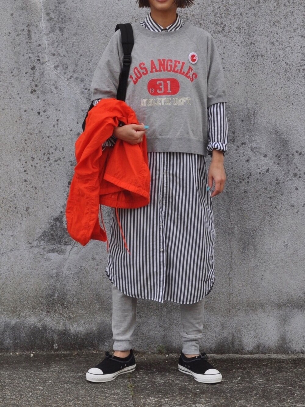 「シャツスタイル、シャツワンピ、ワンピース、ストライプ、レイヤードスタイル、グレー、オレンジ、レギンス、converse、コンバース」｜「BEAMS BOYのBEAMS BOY / ストライプ B.D. シャツワンピース（シャツワンピース、ブラック系）」を使った、Rabbitsekine🐰さん（レディース・162cm）の春コーディネートの1枚目の写真