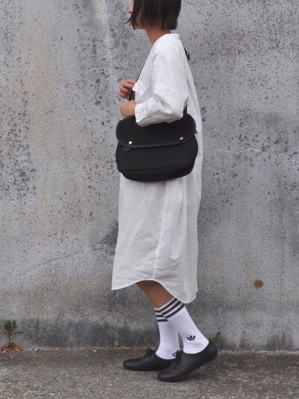 「シンプル、モノトーン、白シャツ、シャツワンピ、ラインソックス、スポーツミックス、レースアップシューズ、birkenstock、ショルダーバッグ、BRADY」｜「studio CLIPのコットンダンガリーダブルポケットロングワンピース（シャツワンピース、ホワイト系）」を使った、Rabbitsekine🐰さん（レディース・162cm）の春コーディネートの1枚目の写真
