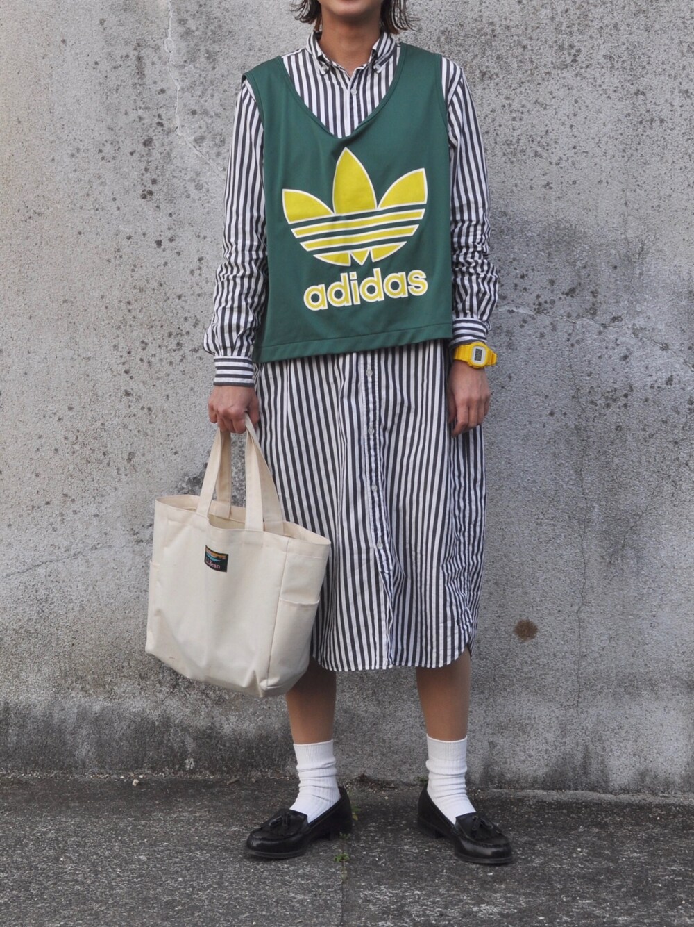 「シャツワンピ、ストライプ、タンクトップ、スポーツミックス、adidas、古着、ローファー、イエロー」｜「BEAMS BOYのBEAMS BOY / ストライプ B.D. シャツワンピース（シャツワンピース、ブラック系）」を使った、Rabbitsekine🐰さん（レディース・162cm）の春コーディネートの1枚目の写真
