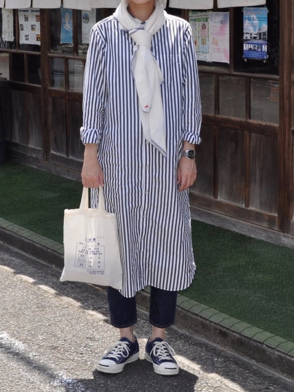 「シャツワンピ、ワンピース、ストライプ、デニム、orslow、converse、ジャックパーセル、スカーフ、バンダナ、トートバッグ」｜「BEAMS BOYのBEAMS BOY / ストライプ B.D. シャツワンピース（シャツワンピース、ブラック系）」を使った、Rabbitsekine🐰さん（レディース・163cm）の夏コーディネートの1枚目の写真