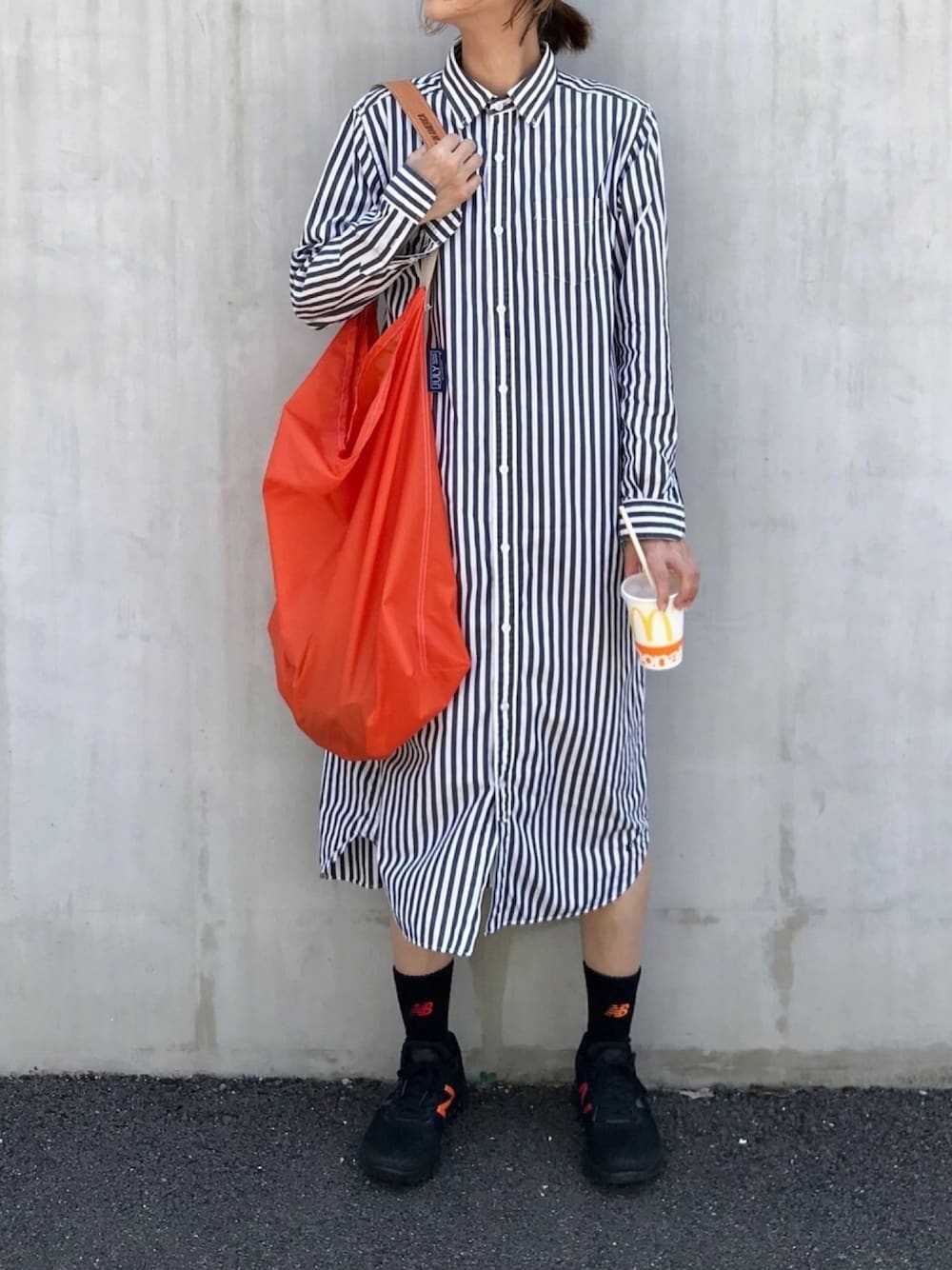 「シャツワンピ、ロングシャツ、ワンピース、ストライプ、シンプル、スポーツソックス、New Balance、オレンジ」｜「BEAMS BOYのBEAMS BOY / ストライプ B.D. シャツワンピース（シャツワンピース、ブラック系）」を使った、Rabbitsekine🐰さん（レディース・162cm）の夏コーディネートの1枚目の写真