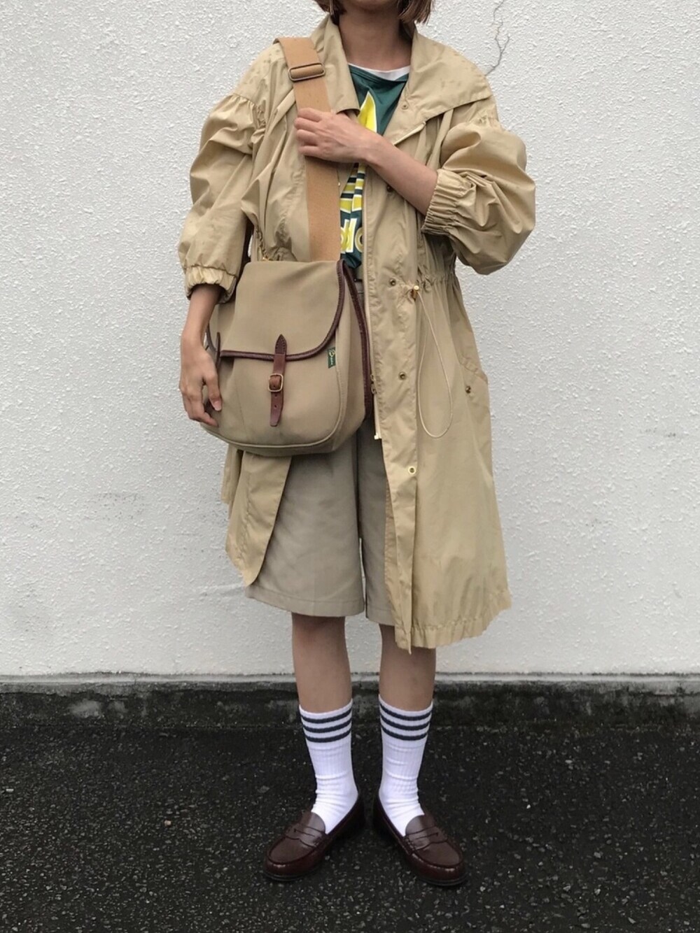 「ベージュ、ワントーンコーデ、ハーフパンツ、古着、ラインソックス、スポーツミックス、スポーツソックス、ローファー、秋のカフェオレコーデ」｜「古着 adidasのアイテム（タンクトップ、グリーン系）」を使った、Rabbitsekine🐰さん（レディース・162cm）の秋コーディネートの1枚目の写真