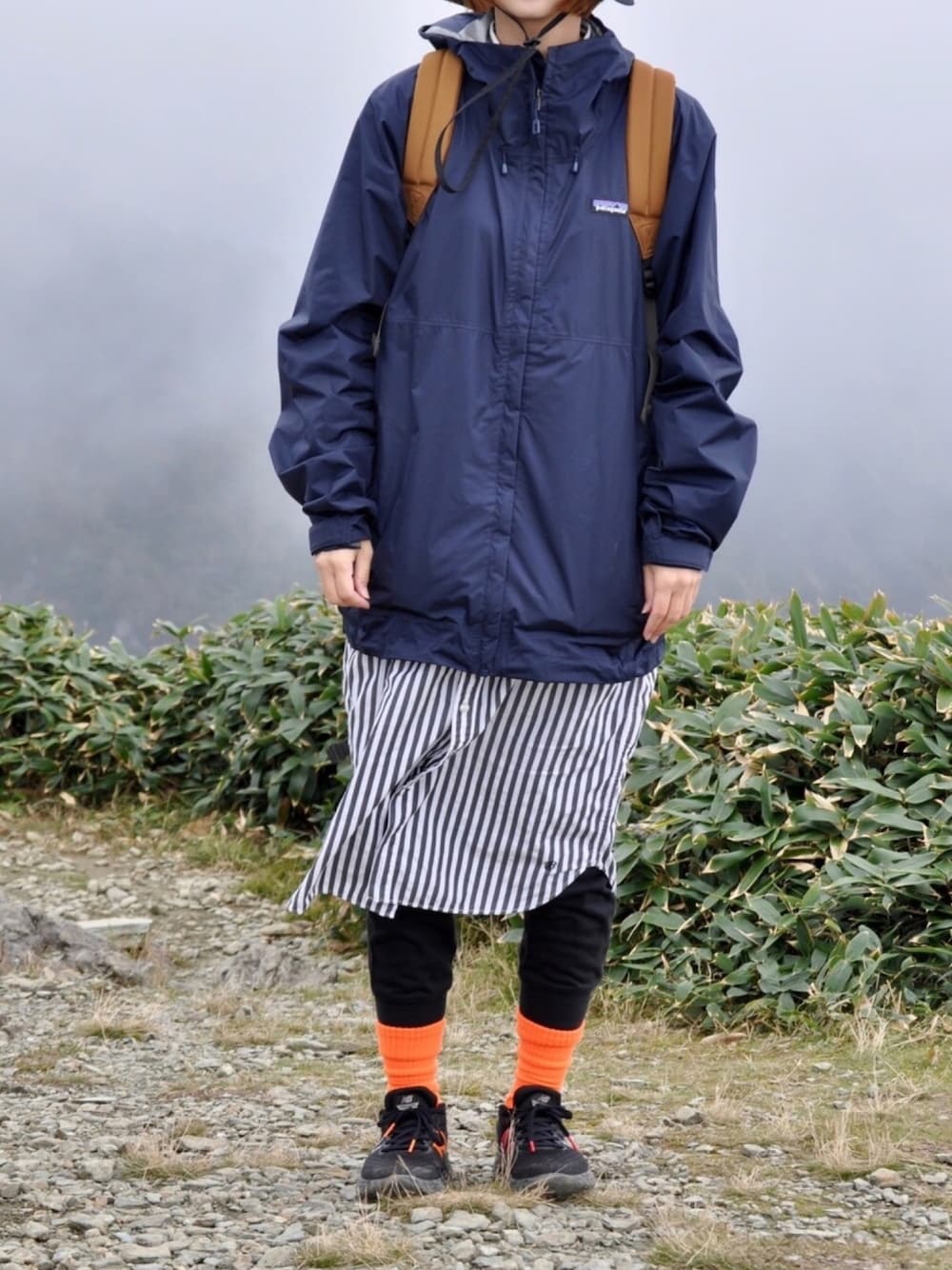 「アウトドア、アウトドアスタイル、patagonia、THE NORTH FACE、ナイロンジャケット、スウェットパンツ、Champion、オレンジ、シャツワンピ、ストライプ」｜「BEAMS BOYのBEAMS BOY / ストライプ B.D. シャツワンピース（シャツワンピース、ブラック系）」を使った、Rabbitsekine🐰さん（レディース・162cm）の秋コーディネートの1枚目の写真