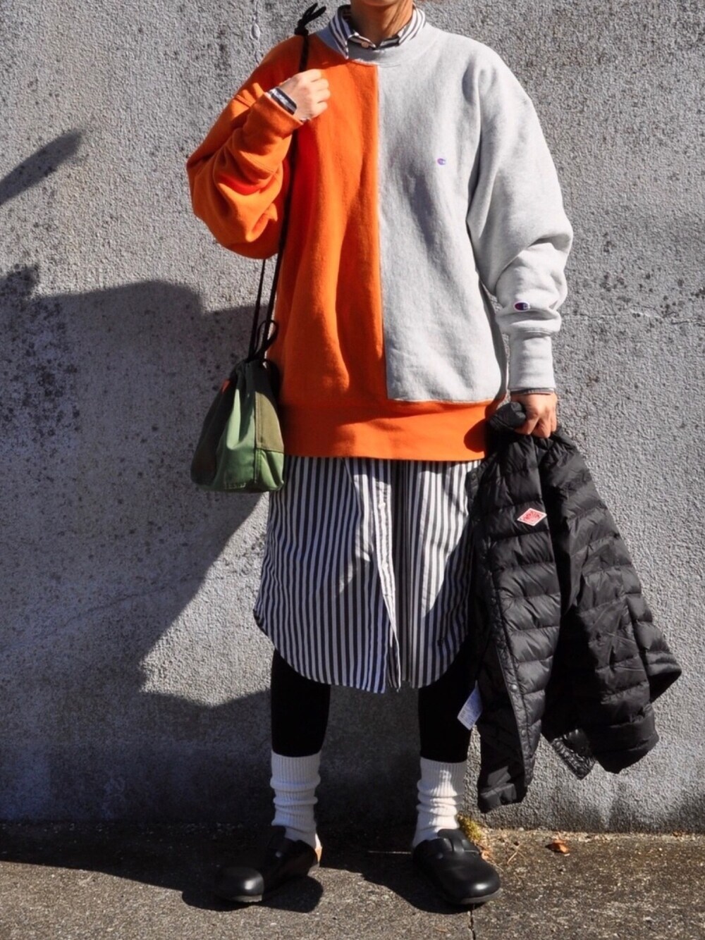 「スウェット、Champion、オレンジ、シャツワンピ、ワンピース、レイヤードスタイル、レギンス、birkenstock、巾着バッグ、Danton」｜「Championのアイテム（スウェット、オレンジ系）」を使った、Rabbitsekine🐰さん（レディース・162cm）の秋コーディネートの1枚目の写真