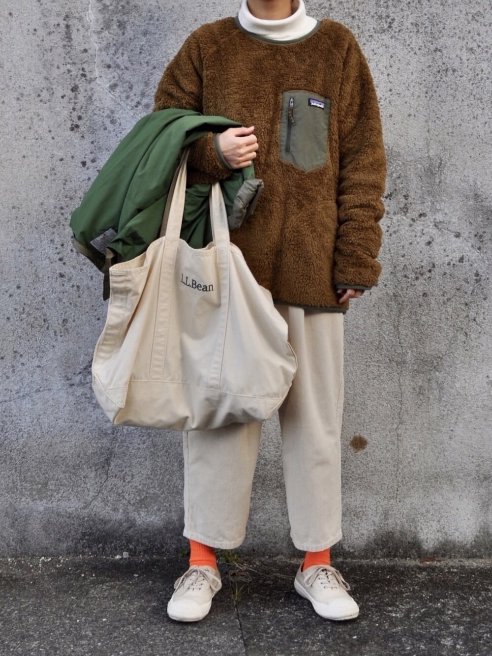 「フリース、patagonia、コーデュロイ、コーデュロイパンツ、UNIQLO、タートルネック、ホワイト、ブラウン、トートバッグ、古着」｜「patagoniaのパタゴニア メンズ ロスガトスクルー フリース（ニット/セーター、ブラウン系）」を使った、Rabbitsekine🐰さん（レディース・162cm）の冬コーディネートの1枚目の写真