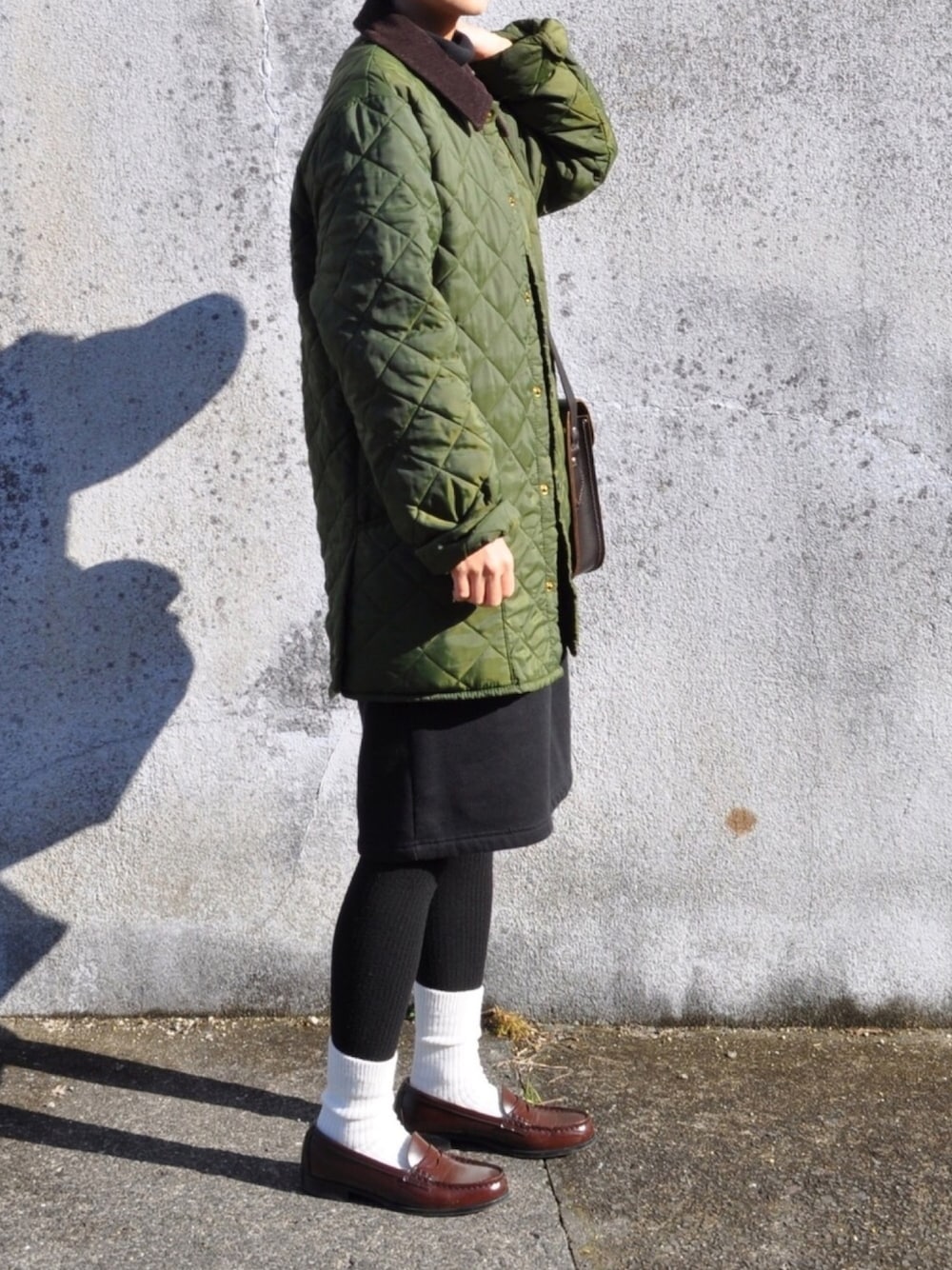 ブラック系のTシャツ/カットソー、ブラック系のワンピース、ブラウン系のローファーを着用したレディースの冬コーディネートの1枚目の写真