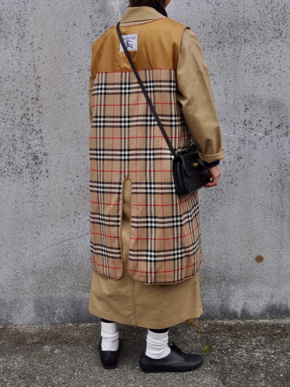 ブラック系のTシャツ/カットソー、ブラック系のワンピース、ベージュ系のジャケット/アウターを着用したレディースの冬コーディネートの1枚目の写真