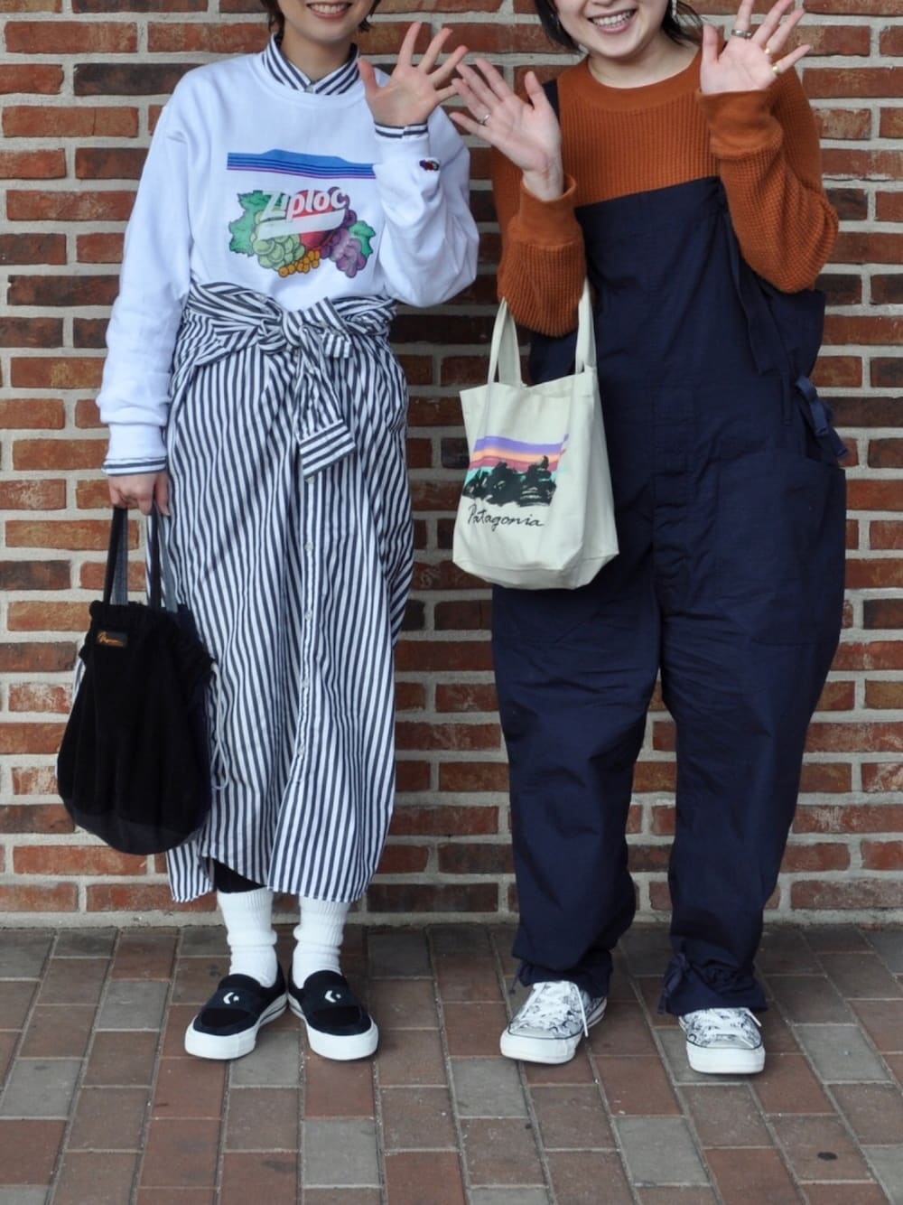 「シャツワンピ、腰巻きスタイル、ziploc、スウェット、巾着バッグ、コンバース、白ソックス」｜「BEAMS BOYのBEAMS BOY / ロンドンストライプ ボタンダウンシャツ（シャツ/ブラウス、ブラック系）」を使った、Rabbitsekine🐰さん（レディース・162cm）の冬コーディネートの1枚目の写真