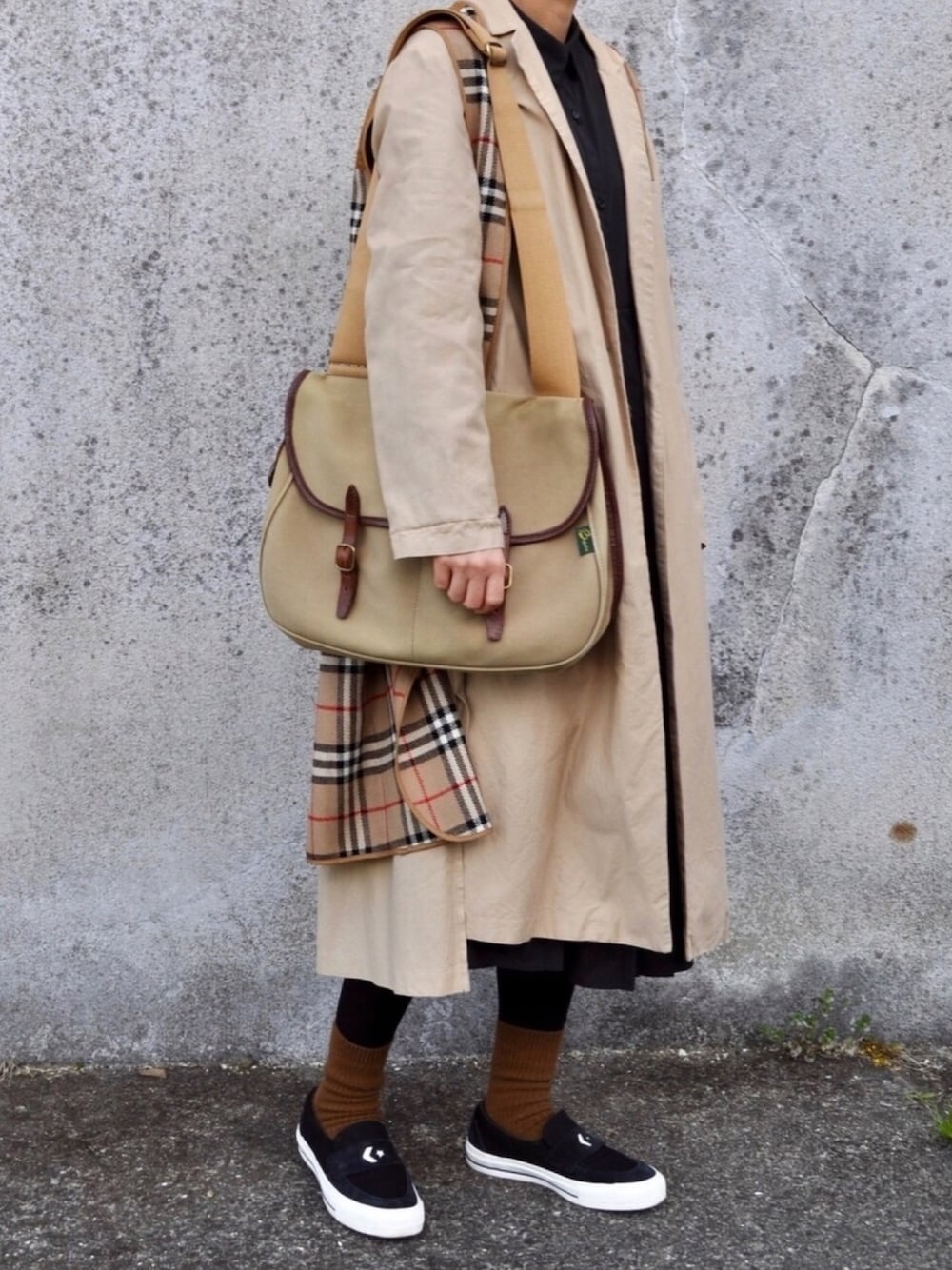 ブラック系のワンピース、ベージュ系のジャケット/アウター、ベージュ系のジャケット/アウターを着用したレディースの春コーディネートの1枚目の写真