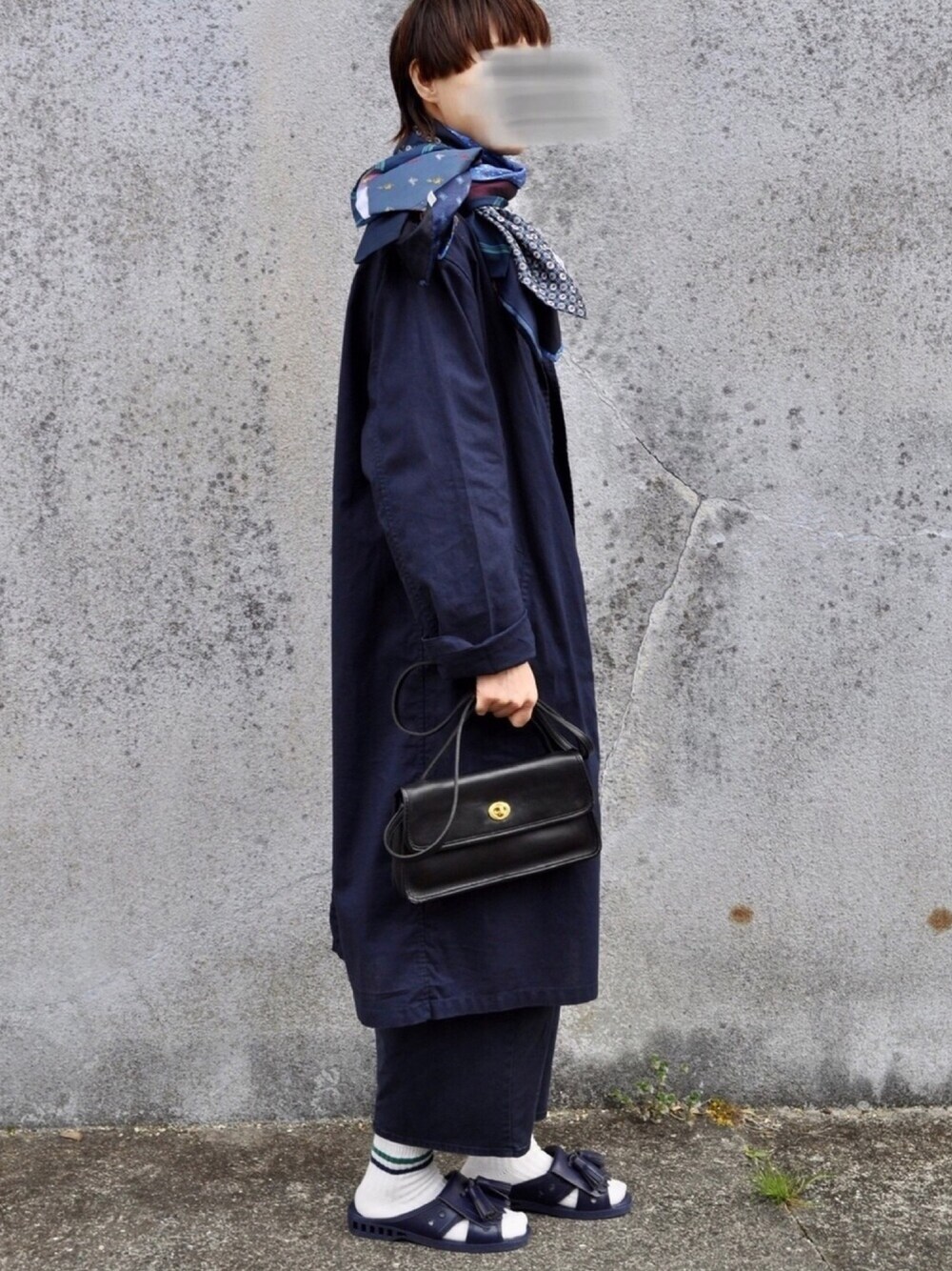 「リメイク、ストール、ネクタイストール、UNIQLO、ユニクロ、スプリングコート、ネイビー、ワントーンコーデ、bensan、オールドコーチ」｜「MADE by sunny side upのアイテム（ファッション雑貨、ブルー系）」を使った、Rabbitsekine🐰さん（レディース・162cm）の春コーディネートの1枚目の写真