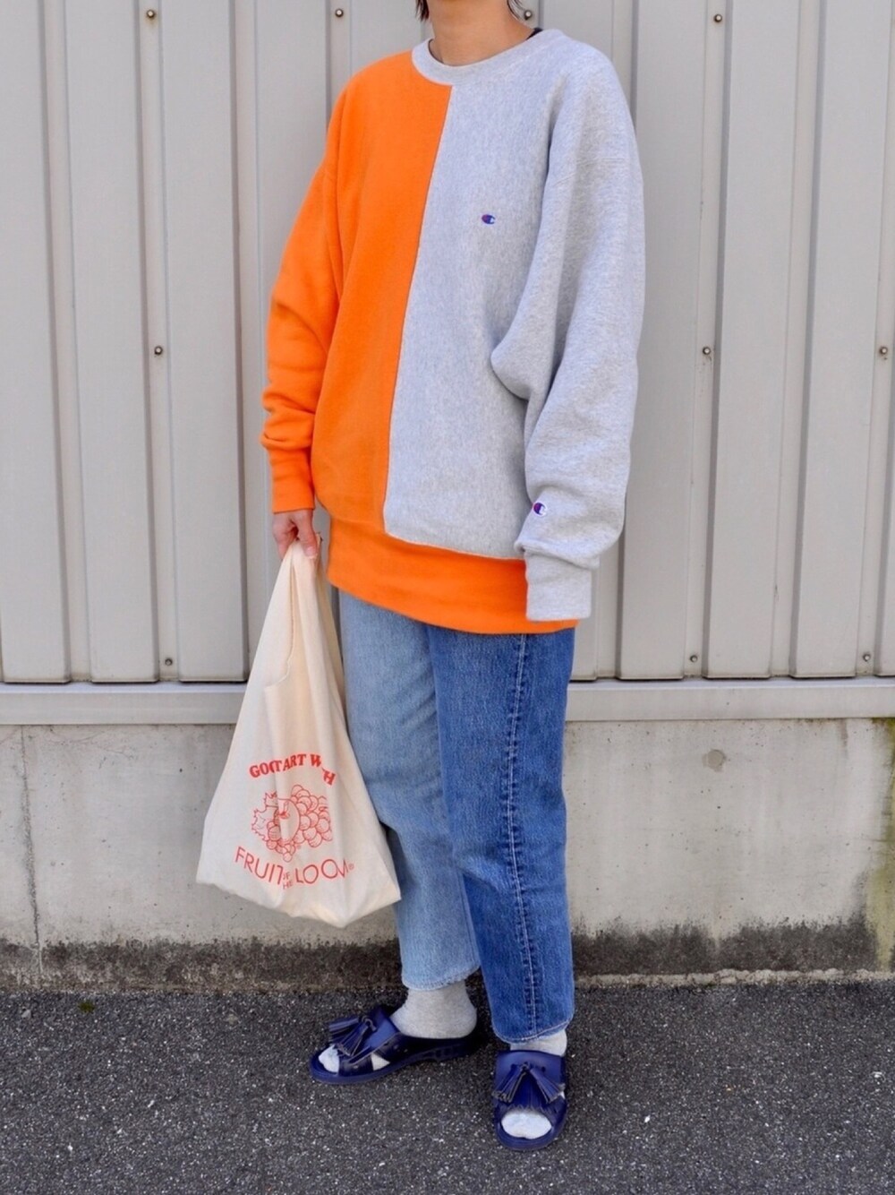 「リメイク、デニム、MADE by sunny side up、スウェット、リバースウィーブ、Champion、オレンジ、サンダル、bensan」｜「Championのアイテム（スウェット、オレンジ系）」を使った、Rabbitsekine🐰さん（レディース・162cm）の春コーディネートの1枚目の写真