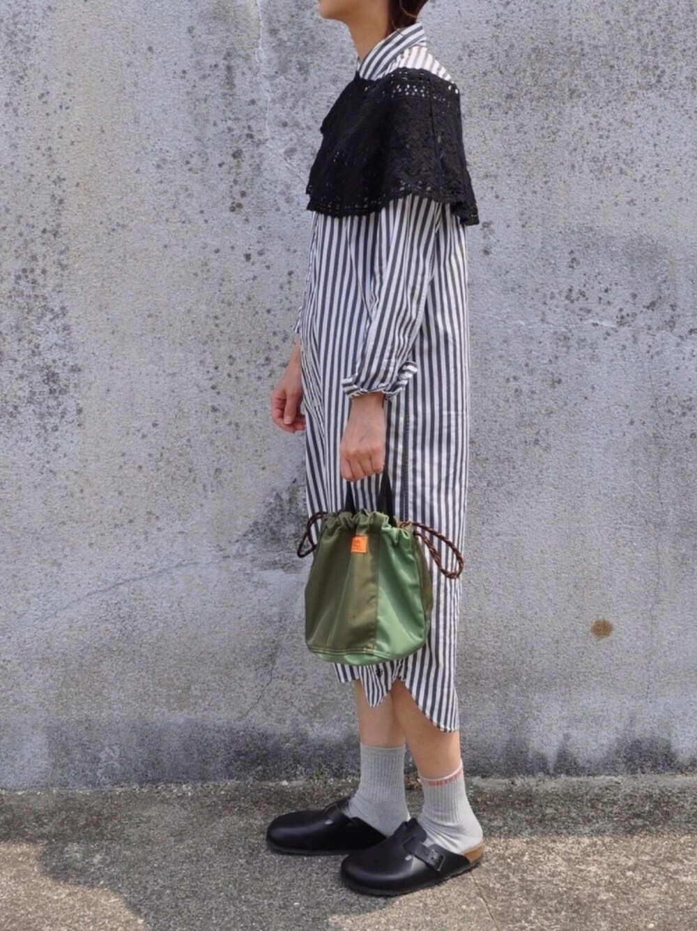 「ストライプ、シャツワンピ、ワンピース、レース、ショール、カーキ、巾着バッグ、birkenstock、サンダル、サンダルに靴下」｜「BEAMS BOYのBEAMS BOY / コットンレース ショール（ストール/ショール、ブラック系）」を使った、Rabbitsekine🐰さん（レディース・162cm）の春コーディネートの1枚目の写真