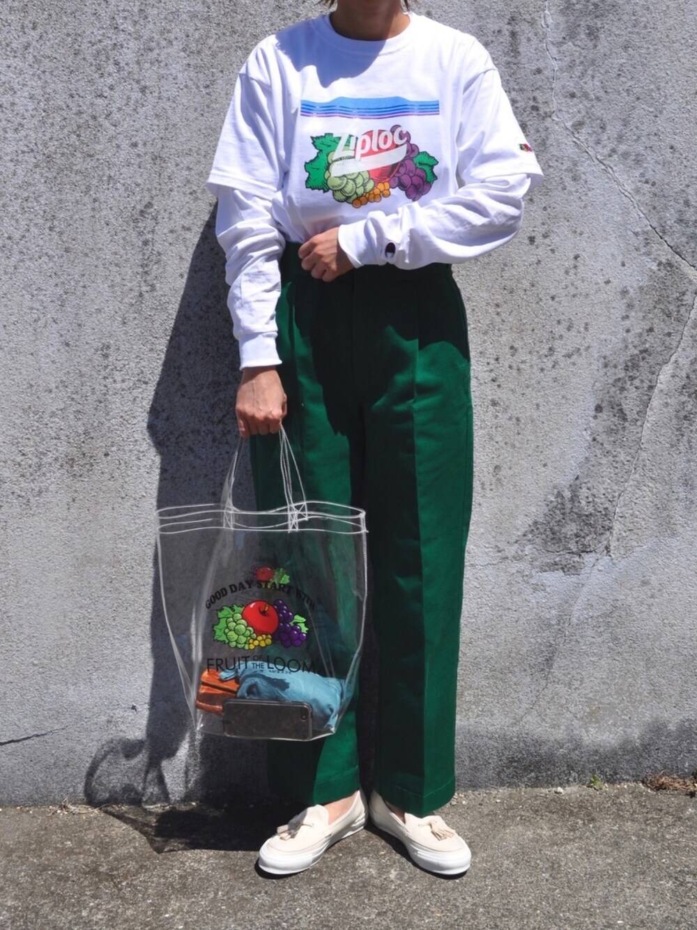 「白Tシャツ、プリントT、カラーパンツ、Dickies、ziploc、FRUIT OF THE LOOM、ビニールバッグ、PVC、タッセルスリッポン、Moonstar」｜「Ray BEAMSのアイテム（Tシャツ/カットソー、ホワイト系）」を使った、Rabbitsekine🐰さん（レディース・162cm）の春コーディネートの1枚目の写真