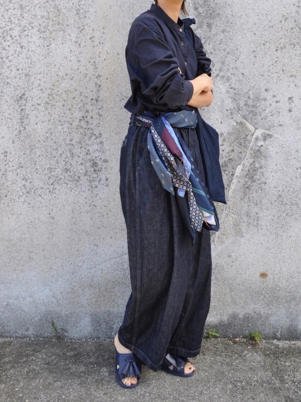 「ネイビー、ワントーンコーデ、UNIQLO、harvesty、バルーンパンツ、サーカスパンツ、ネクタイストール、MADE by sunny side up、リメイク、bensan」｜「UNIQLOのプレミアムリネンスタンドカラーシャツ（長袖）＋E（シャツ/ブラウス、ブルー系）」を使った、Rabbitsekine🐰さん（レディース・162cm）の春コーディネートの1枚目の写真