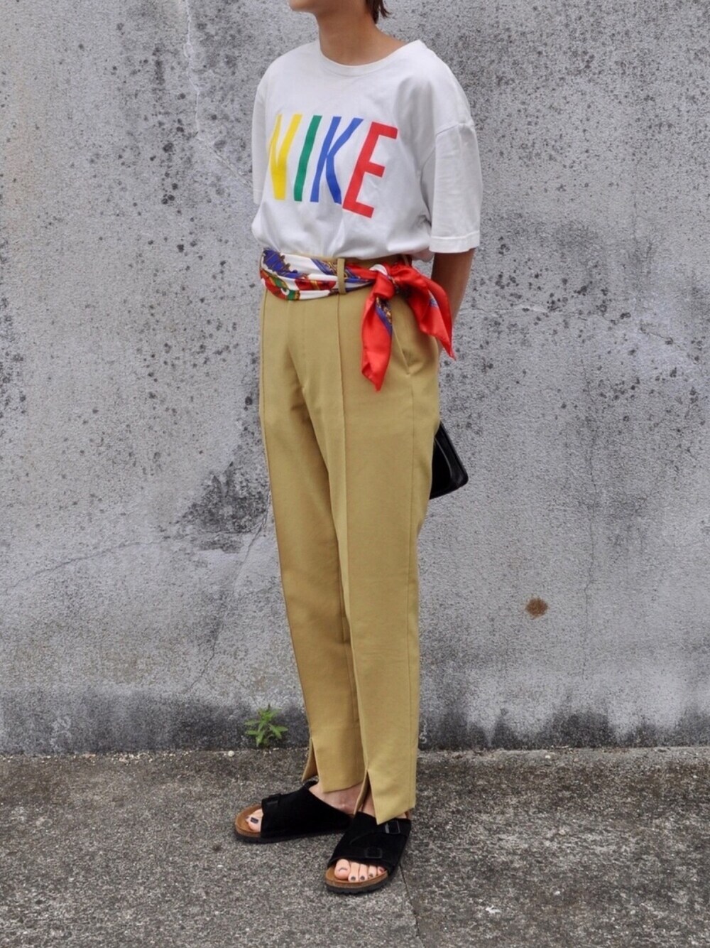 ホワイト系のTシャツ/カットソー、イエロー系のその他パンツ、ブラック系のサンダルを着用したレディースの夏コーディネートの1枚目の写真