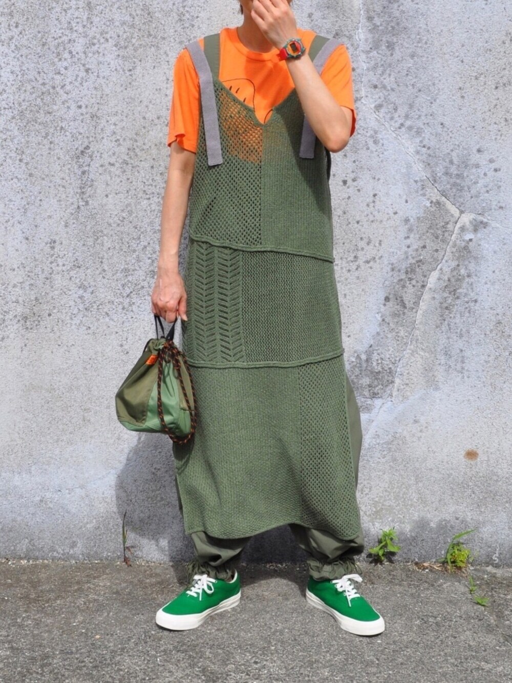 グリーン系のワンピース、グリーン系のカーゴパンツ、グリーン系のスニーカーを着用したレディースの夏コーディネートの1枚目の写真
