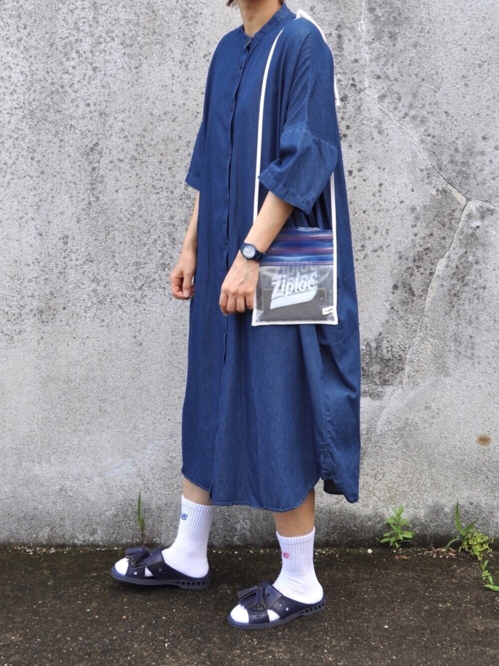 「シャツワンピ、ワンピース、無印良品、ネイビー、ワントーンコーデ、サンダルに靴下、スポーツミックス、bensan、ビニールバッグ、サコッシュ」｜「無印良品のアイテム（ワンピース/ドレス、ブルー系）」を使った、Rabbitsekine🐰さん（レディース・162cm）の夏コーディネートの1枚目の写真