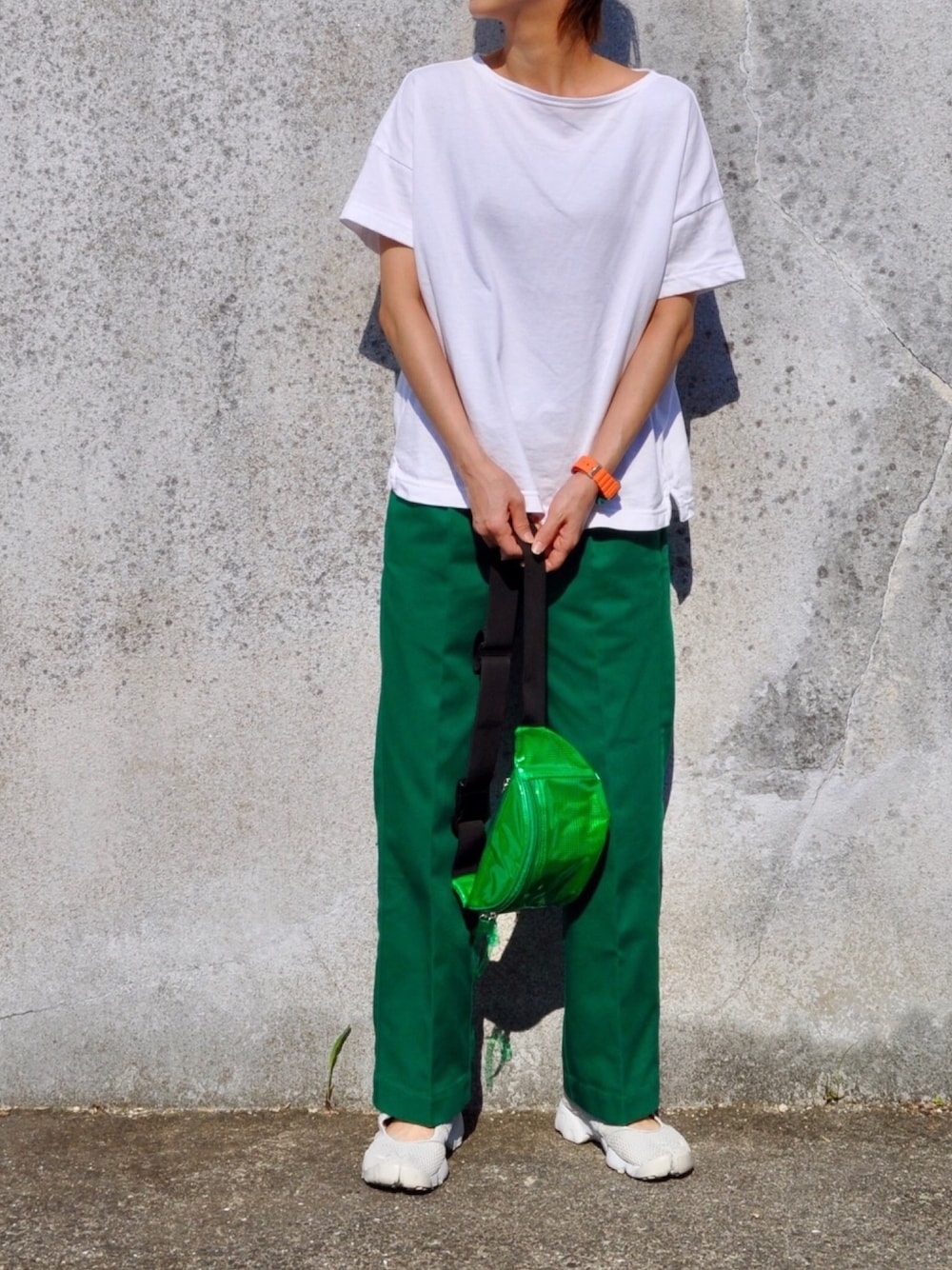 ホワイト系のTシャツ/カットソー、グリーン系のその他パンツ、グリーン系のボディバッグ/ウエストポーチを着用したレディースの夏コーディネートの1枚目の写真