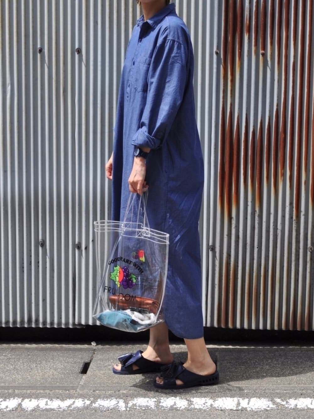 「シャツ好き集まれ、シャツワンピ、ロングワンピース、ワンピース、ネイビー、ワントーンコーデ、ビニールバッグ、クリアバッグ、PVC、bensan」｜「BEAMS BOYのBEAMS BOY / シャンブレー パジャマ プルオーバー ワンピース（シャツワンピース、ブルー系）」を使った、Rabbitsekine🐰さん（レディース・162cm）の夏コーディネートの1枚目の写真