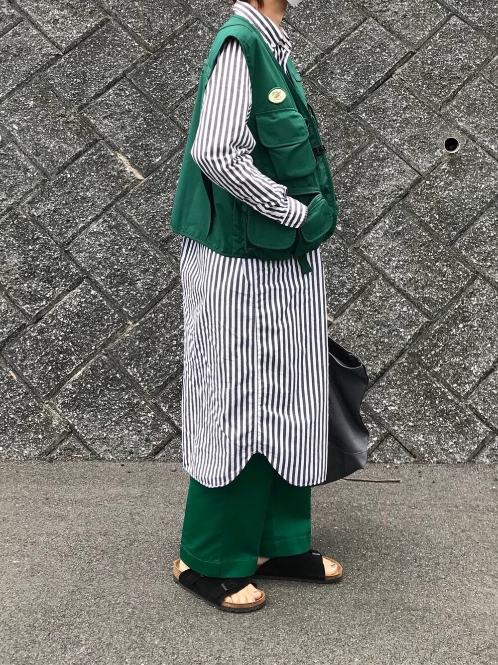 「ワンピース、シャツワンピ、カラーパンツ、センタープレス、Dickies、グリーン、ベスト、フィッシングベスト、ハンティングベスト」｜「BEAMS BOYのBEAMS BOY / ストライプ B.D. シャツワンピース（シャツワンピース、ブラック系）」を使った、Rabbitsekine🐰さん（レディース・162cm）の夏コーディネートの1枚目の写真