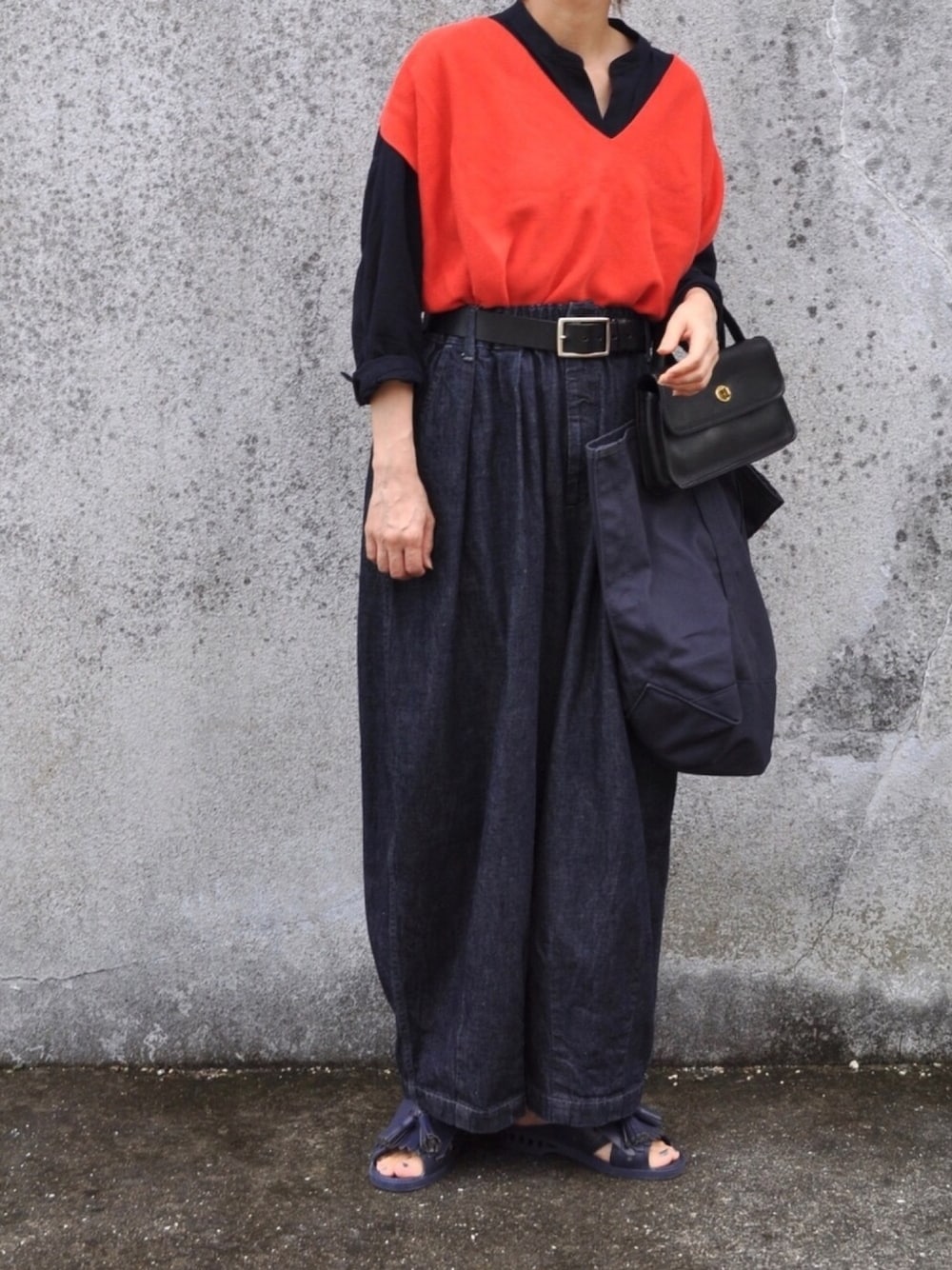 「UNIQLO、ユニクロ、ネイビー、harvesty、サーカスパンツ、デニム、ベスト、オレンジ、オールドコーチ、bensan」｜「UNIQLOのリネンブレンドスキッパーシャツ（7分袖）（シャツ/ブラウス、ブルー系）」を使った、Rabbitsekine🐰さん（レディース・162cm）の夏コーディネートの1枚目の写真