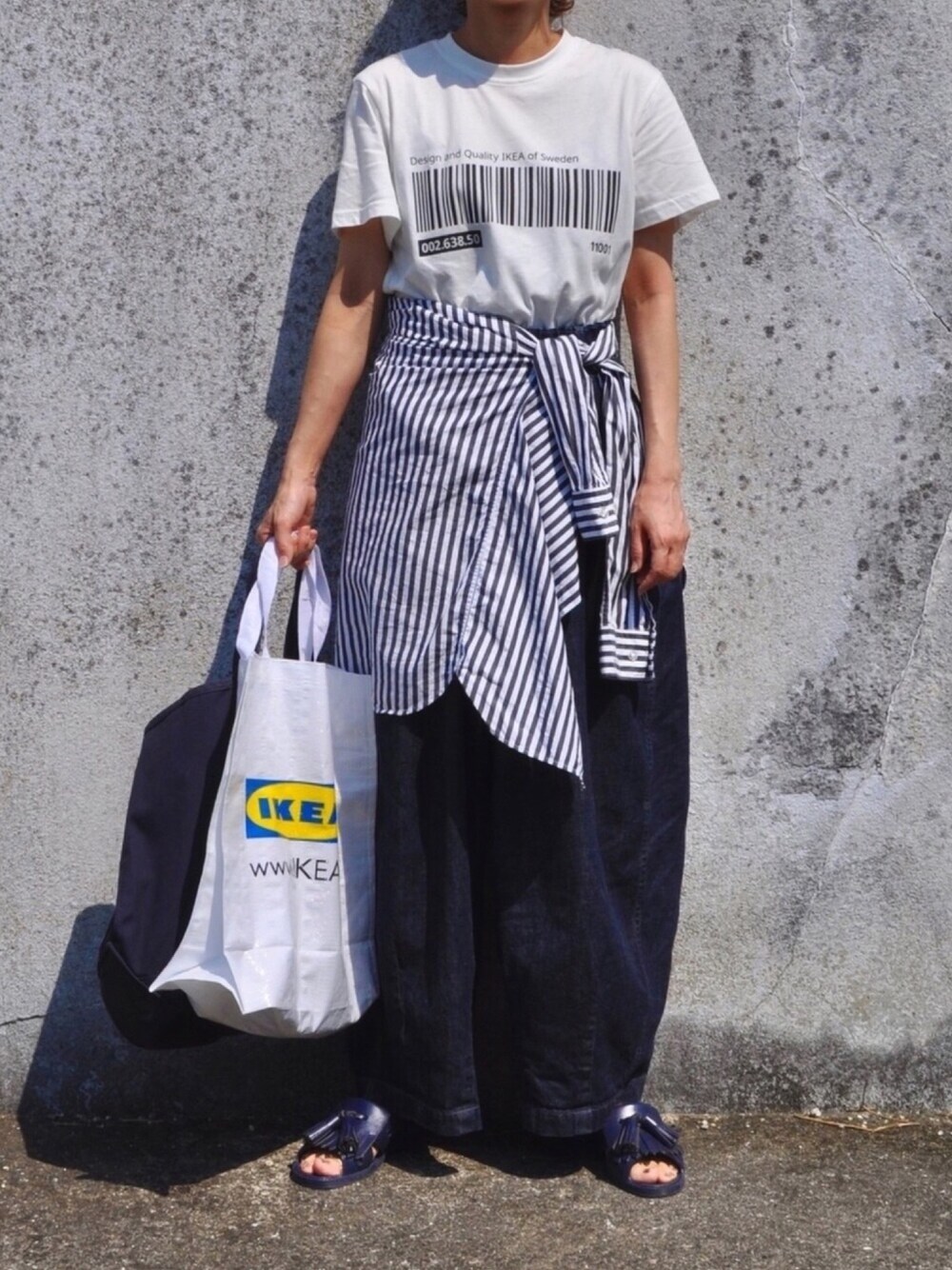 「白Tシャツ、Tシャツ、IKEA、harvesty、デニム、サーカスパンツ、シャツスタイル、腰巻きスタイル、bensan、ストライプ」｜「IKEAのアイテム（Tシャツ/カットソー、ホワイト系）」を使った、Rabbitsekine🐰さん（レディース・163cm）の夏コーディネートの1枚目の写真