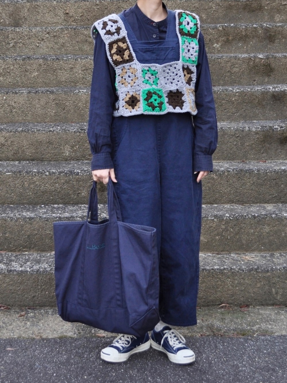 「ネイビー、ワントーンコーデ、オールインワン、サロペット、ベスト、クロッシェ、ニット、ニットベスト、handmade、手編み」｜「UNIQLOのアイテム（シャツ/ブラウス、ブルー系）」を使った、Rabbitsekine🐰さん（レディース・163cm）の秋コーディネートの1枚目の写真