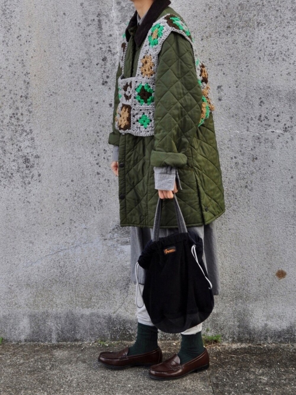 「キルティングジャケット、barbour、カーキ、古着MIX、ローファー、handmade、ニットベスト、巾着バッグ、シャツワンピ、UNIQLO」｜「UNIQLOのアイテム（シャツワンピース、グレー系）」を使った、Rabbitsekine🐰さん（レディース・163cm）の秋コーディネートの1枚目の写真