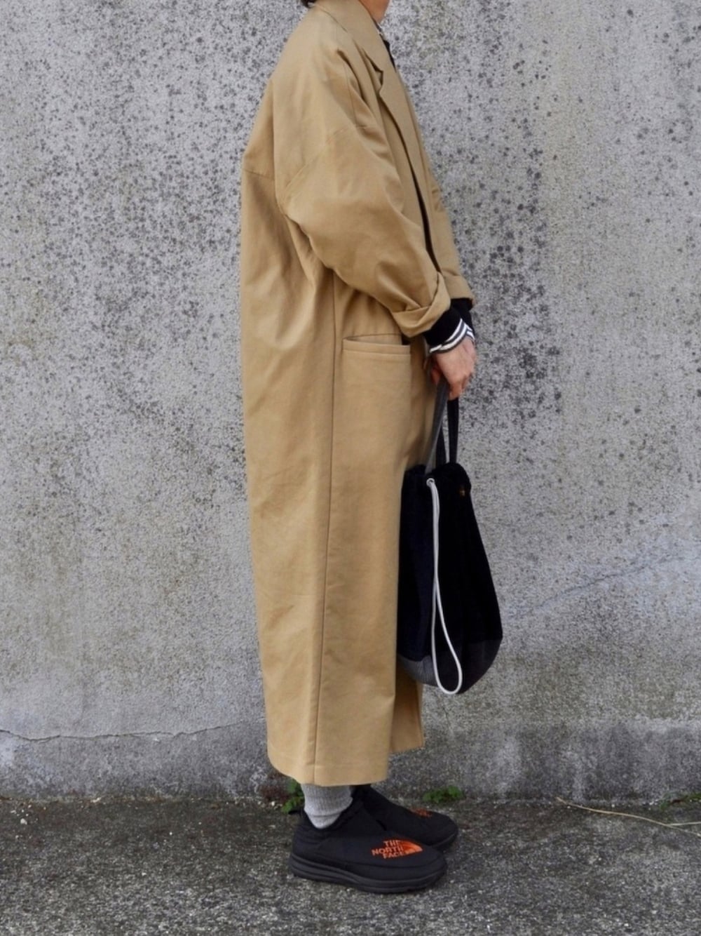 「年末WEAR感謝祭、ベージュ、ロングコート、オーバーサイズ、巾着バッグ、シャツワンピ、スウェット、THE NORTH FACE、ヌプシ、UNIQLO」｜「BEAMS BOYのBEAMS BOY / ストライプ B.D. シャツワンピース（シャツワンピース、ブラック系）」を使った、Rabbitsekine🐰さん（レディース・163cm）の冬コーディネートの1枚目の写真