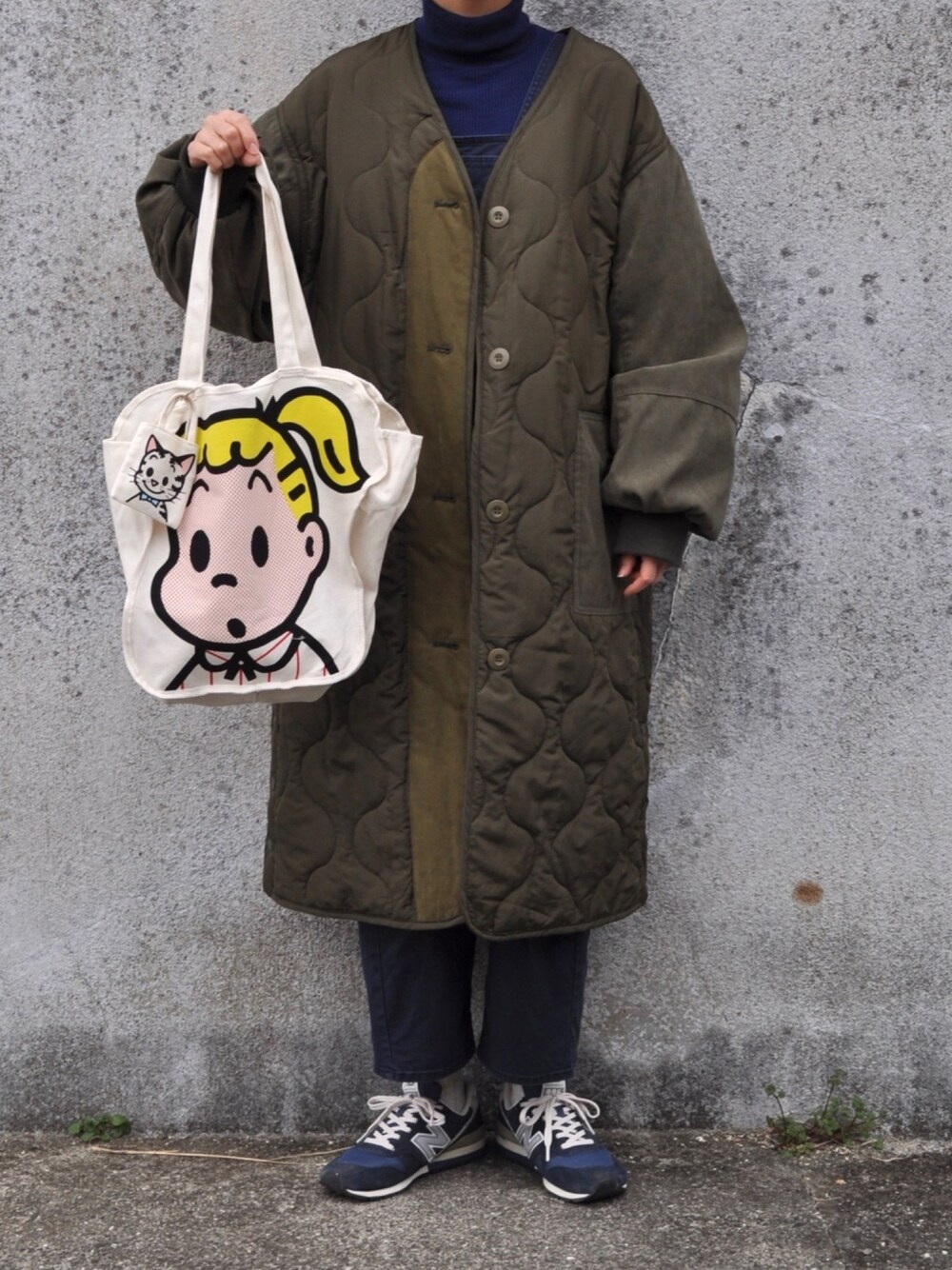 「キルティングジャケット、ビッグシルエット、ロングコート、サロペット、カーキ、ネイビー、UNIQLO、New Balance、OSAMU GOODS、付録バッグ」｜「UNIQLOのエクストラファインメリノリブタートルネックセーター（長袖）（ニット/セーター、ブルー系）」を使った、Rabbitsekine🐰さん（レディース・163cm）の冬コーディネートの1枚目の写真