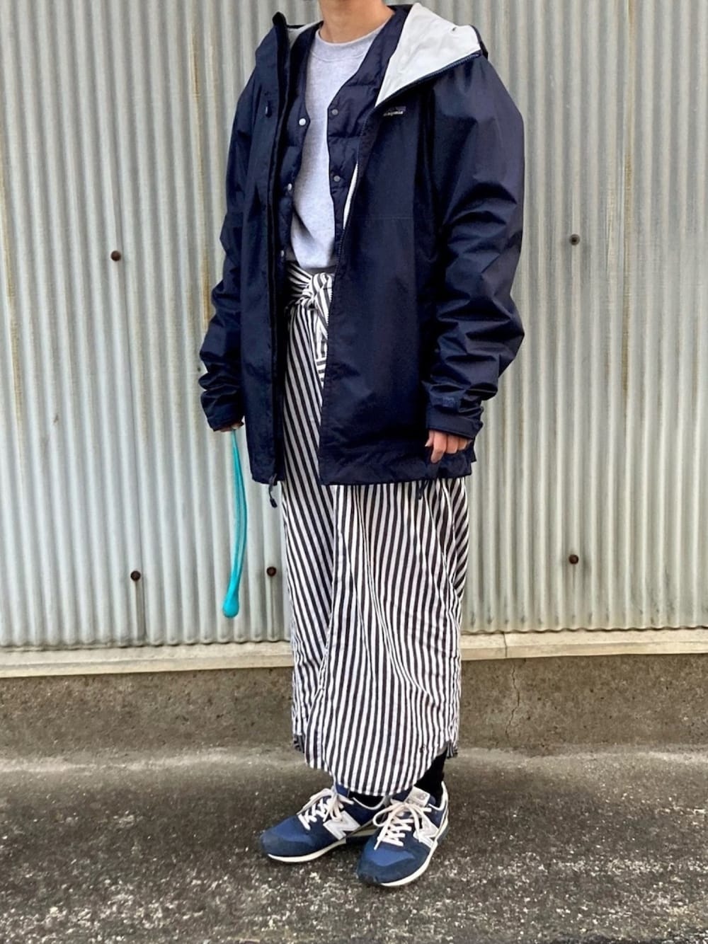 「スウェット、Champion、シャツワンピ、腰巻きスタイル、インナーダウン、ナイロンジャケット、patagonia、New Balance、アウトドアスタイル」｜「ChampionのChampion チャンピオン ビッグシルエット プルオーバー スウェット（スウェット、グレー系）」を使った、Rabbitsekine🐰さん（レディース・163cm）の冬コーディネートの1枚目の写真