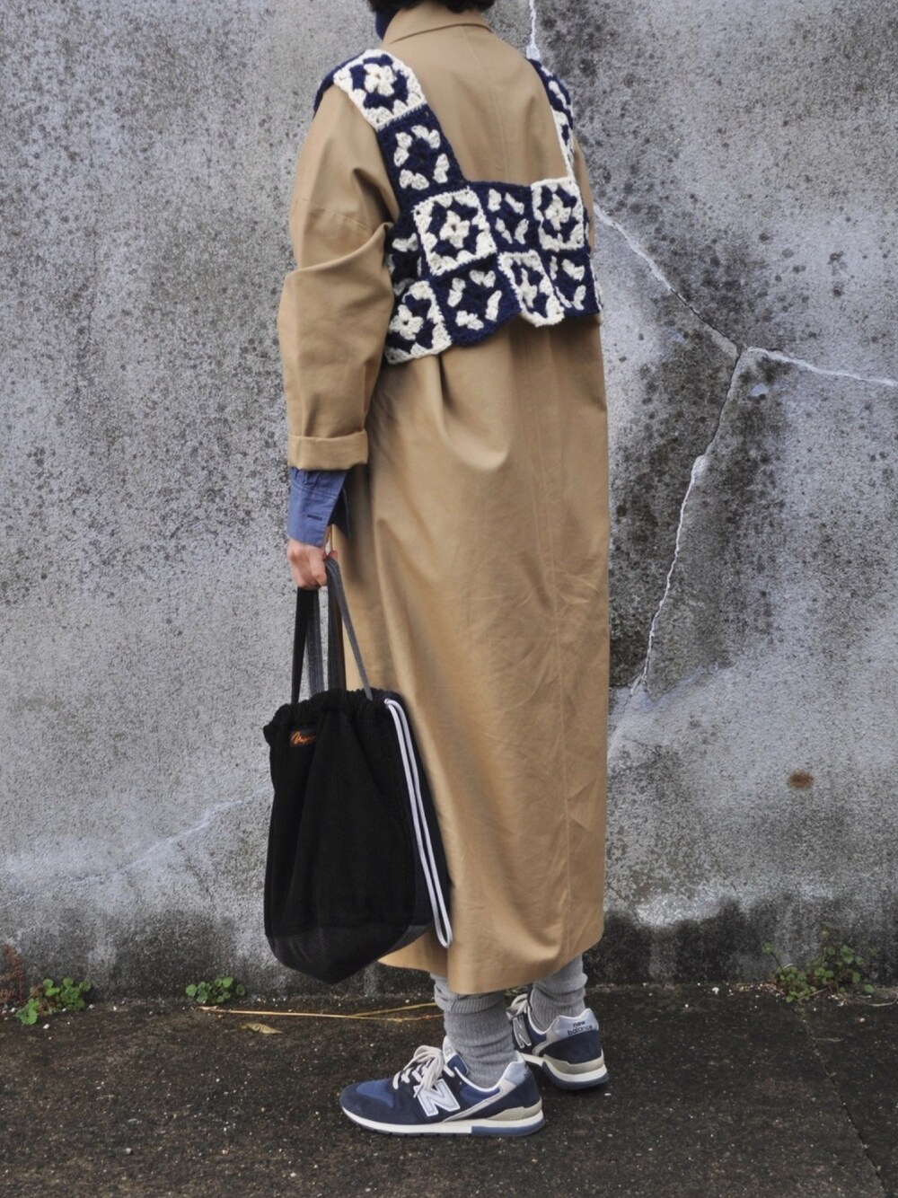 「ロングコート、ビッグシルエット、レイヤードスタイル、ベージュ、シャツワンピ、handmade、クロッシェ、ベスト、巾着バッグ、レギンス」｜「UNIQLOのエクストラファインメリノリブタートルネックセーター（長袖）（ニット/セーター、ブルー系）」を使った、Rabbitsekine🐰さん（レディース・163cm）の冬コーディネートの1枚目の写真