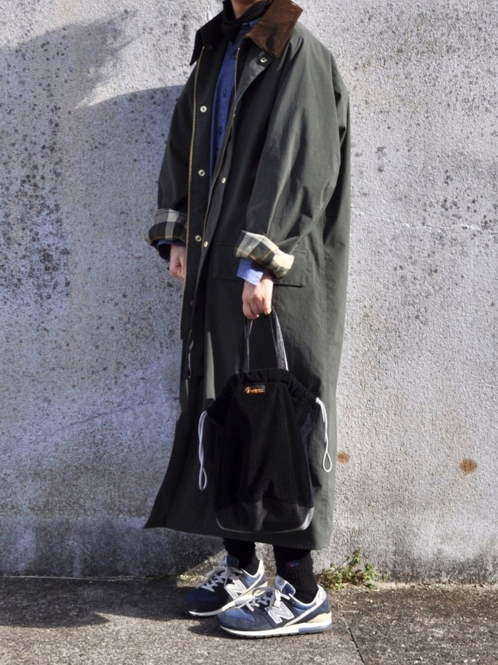 「オーバーサイズ、ロングコート、barbour、カーキ、チェック、シャツワンピ、UNIQLO、New Balance、巾着バッグ」｜「UNIQLOのヒートテックフリースタートルネックT（長袖）（Tシャツ/カットソー、ブラック系）」を使った、Rabbitsekine🐰さん（レディース・163cm）の冬コーディネートの1枚目の写真