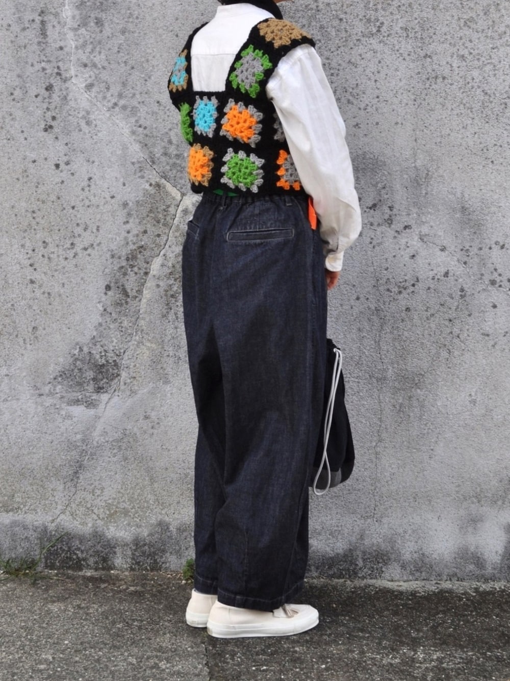 「handmade、手編み、かぎ針編み、クロッシェ、ベスト、デニム、harvesty、サーカスパンツ」｜「HARVESTYの「HARVESTY/ハーベスティ」コットンサーカスパンツ（デニムパンツ、ブルー系）」を使った、Rabbitsekine🐰さん（レディース・163cm）の冬コーディネートの1枚目の写真