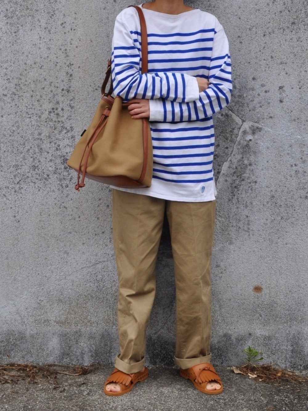 「ボーダー、orcival、チノパン、グルカパンツ、leno&co、ベージュ、BRADY、ショルダーバッグ、bensan」｜「ORCIVALの【MEN'S】 ORCIVAL/RC01 オーバーサイズバスクシャツ 6101C（Tシャツ/カットソー、ホワイト系）」を使った、Rabbitsekine🐰さん（レディース・163cm）の春コーディネートの1枚目の写真